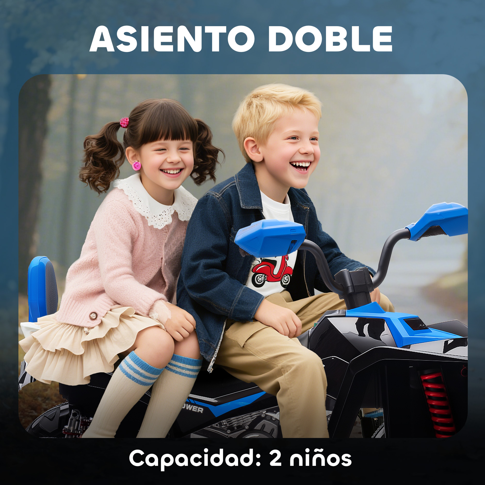 Dos niños sonriendo en una moto de juguete azul al aire libre.