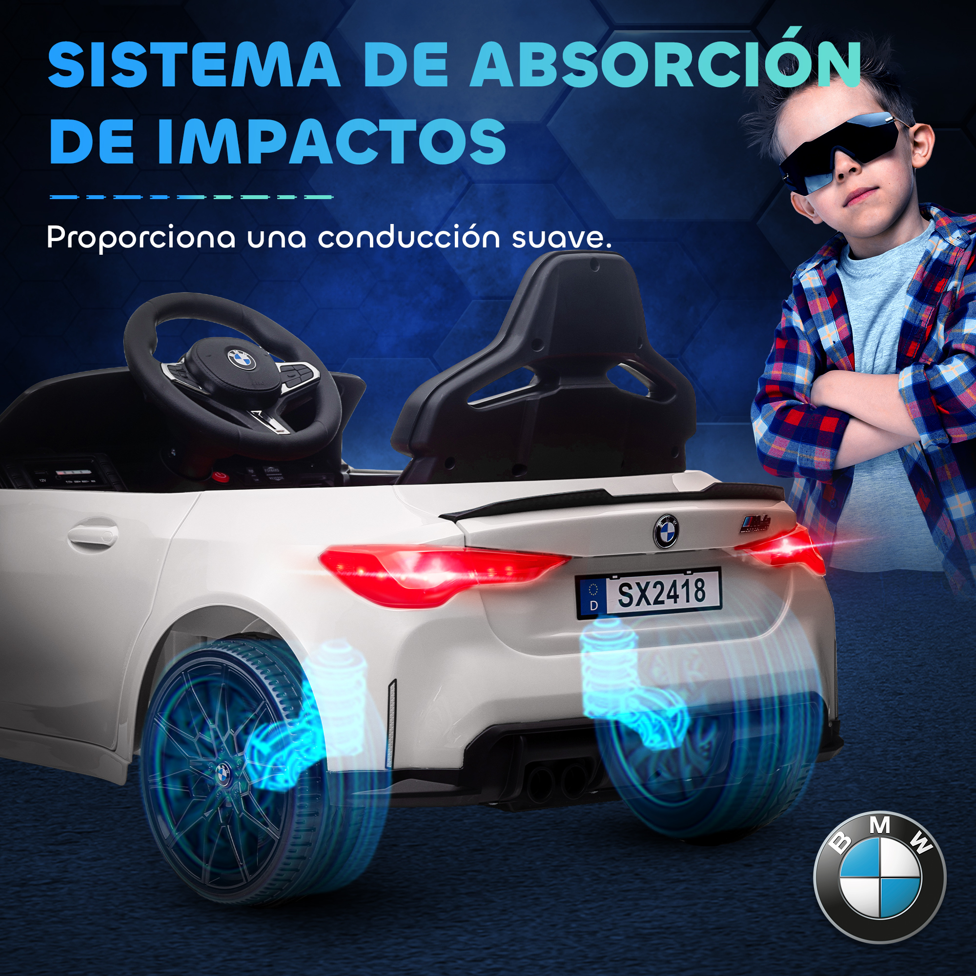 Un niño con gafas de sol y camisa a cuadros junto a un coche eléctrico blanco.