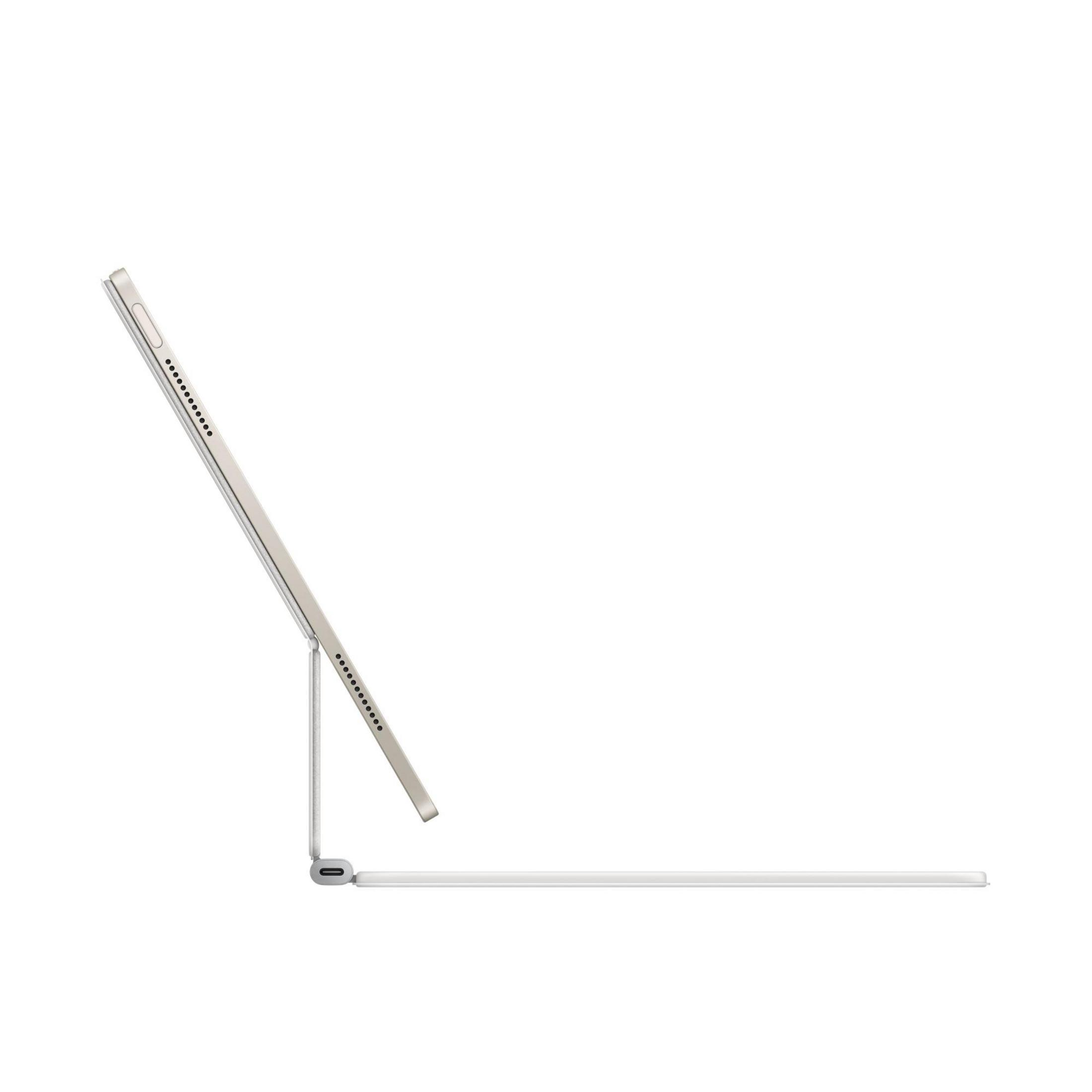 Un tablet argento con supporto tastiera, esposto di lato.
