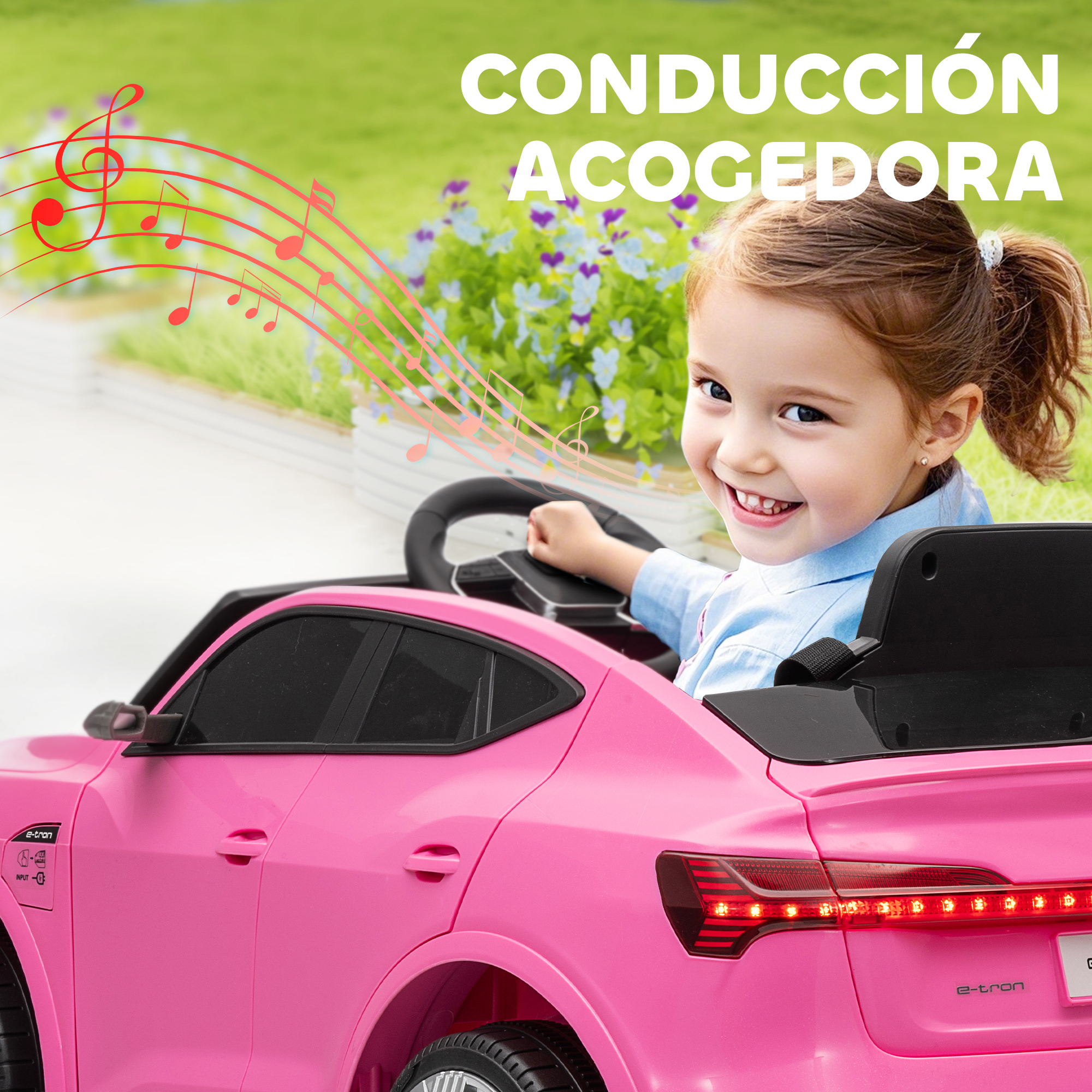 Una niña feliz sentada en un coche de juguete rosa, sonriendo.