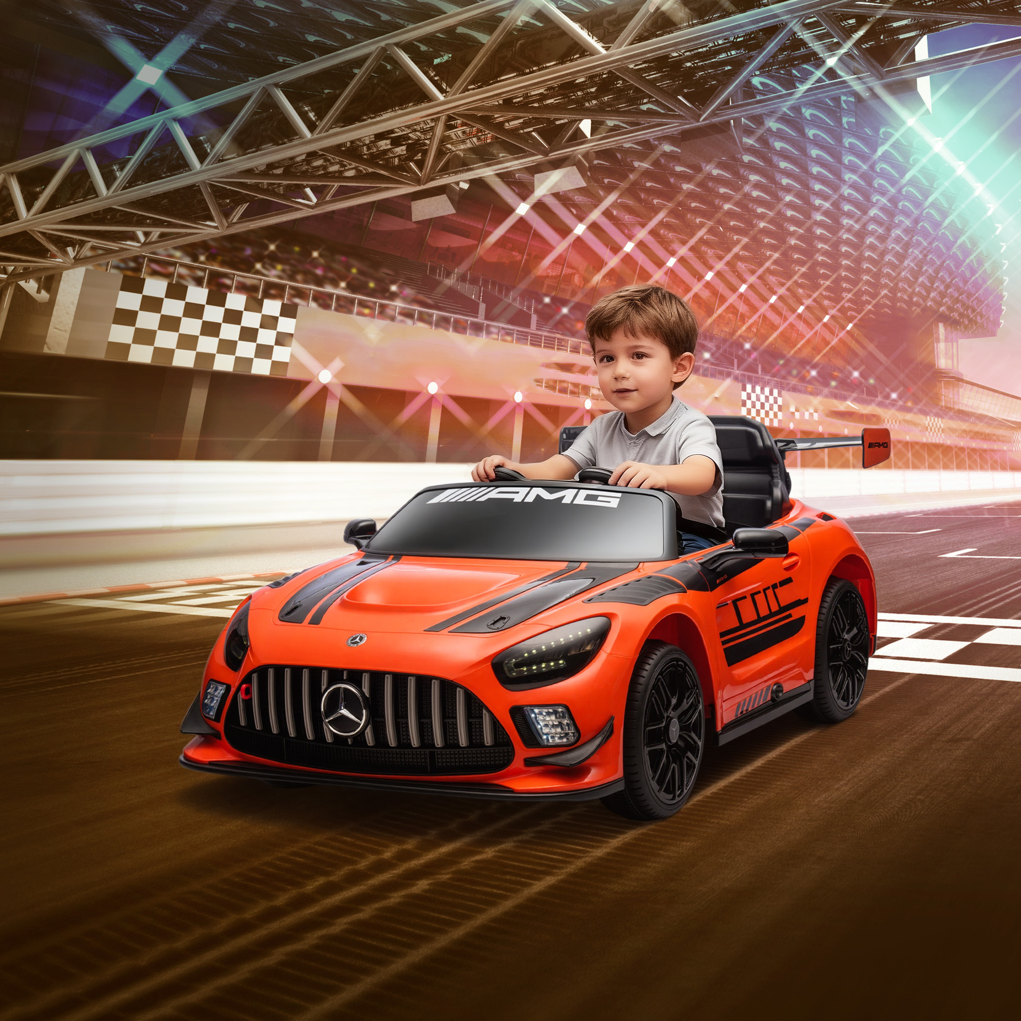 Un niño conduce un coche eléctrico naranja en una pista de carreras con gradas.