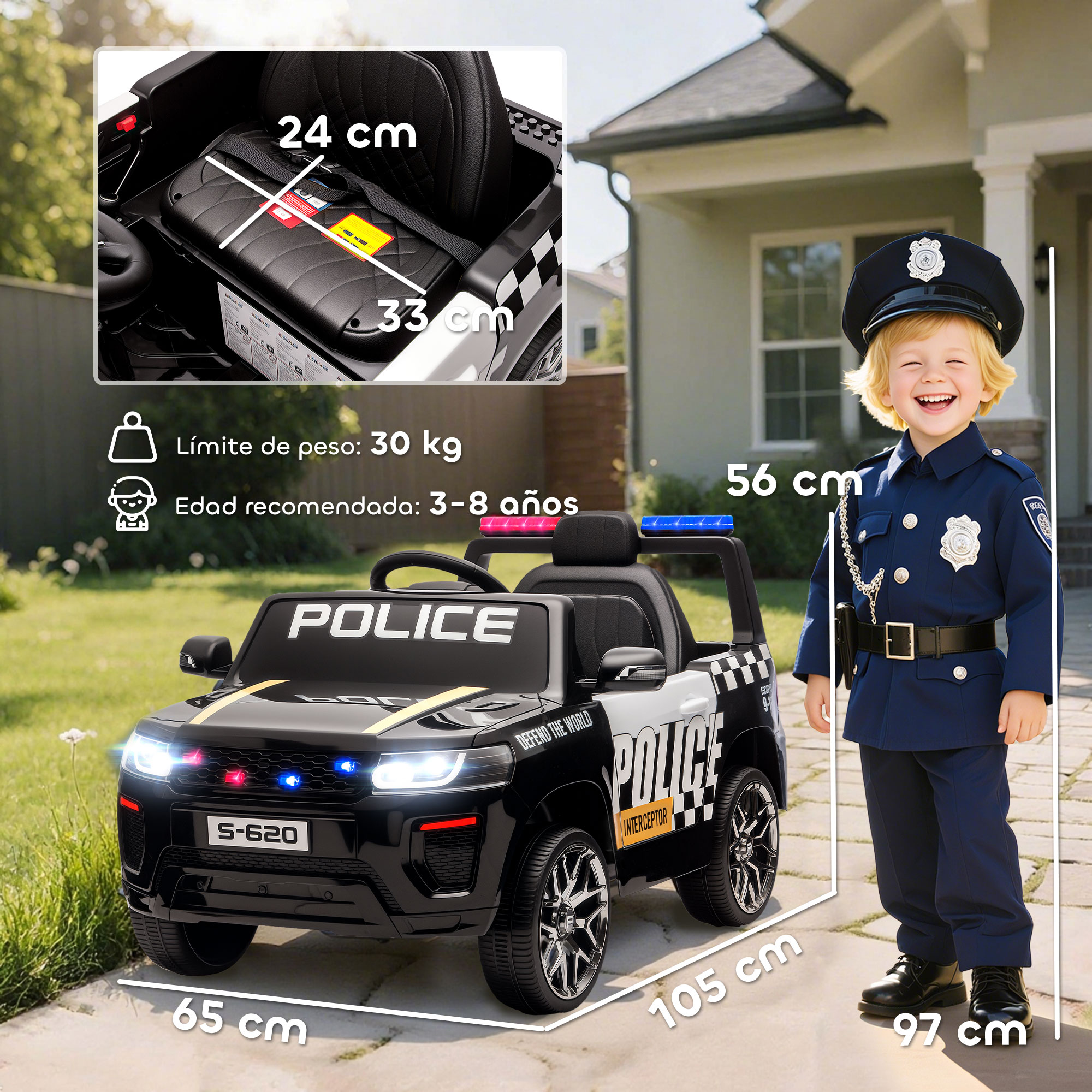 Un niño con disfraz de policía junto a un coche de policía de juguete negro.