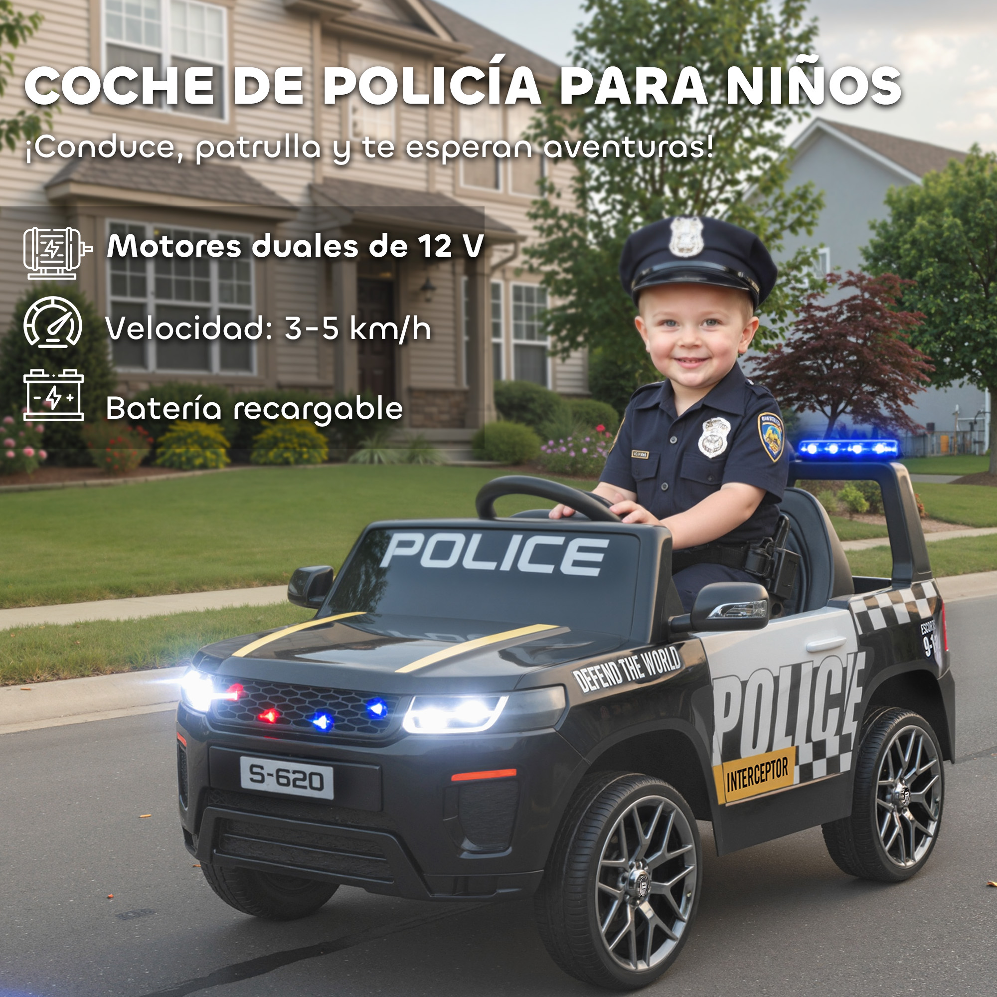 Un niño con uniforme de policía conduce un coche de policía de juguete.