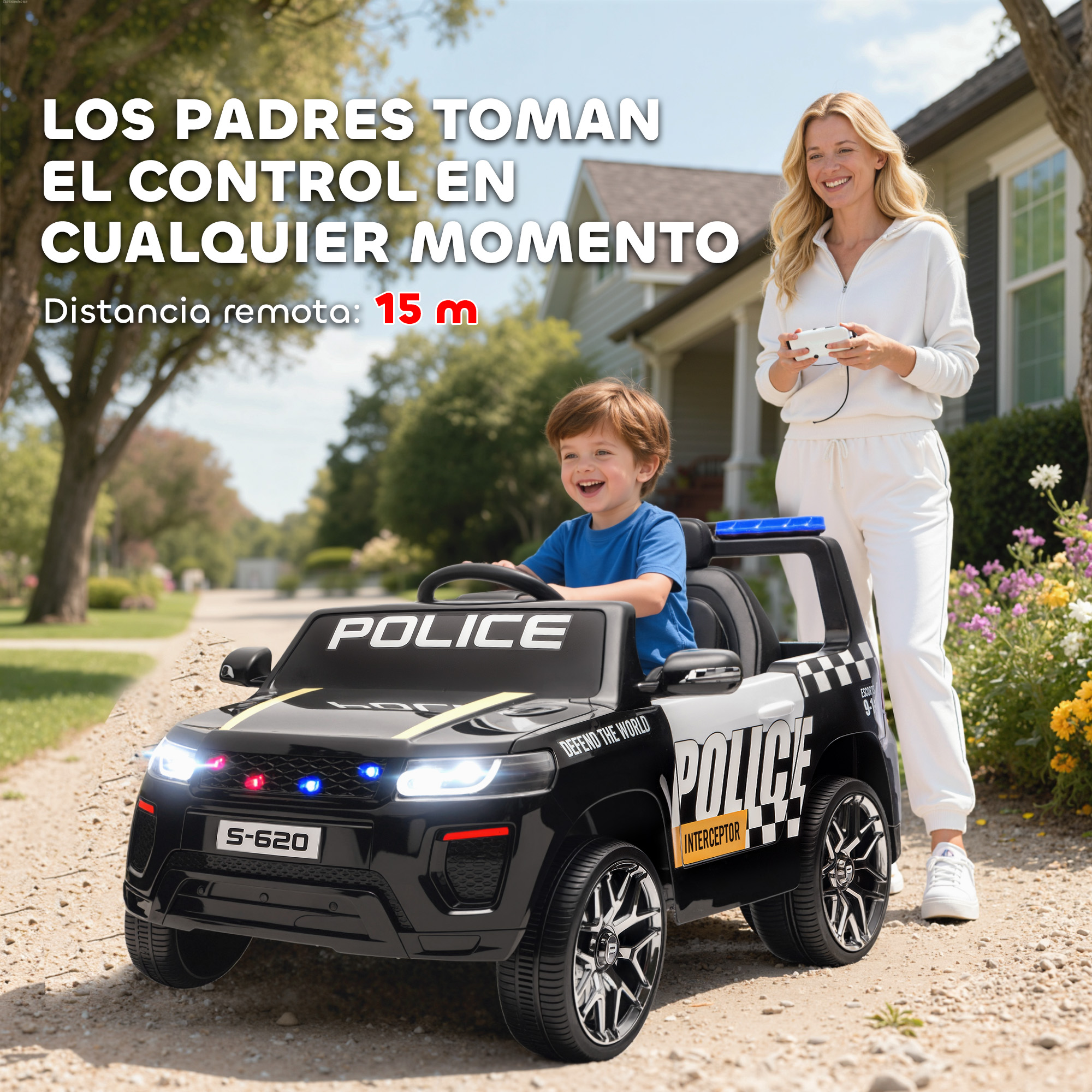 Un niño conduce un coche de policía de juguete mientras una mujer con mando está cerca.