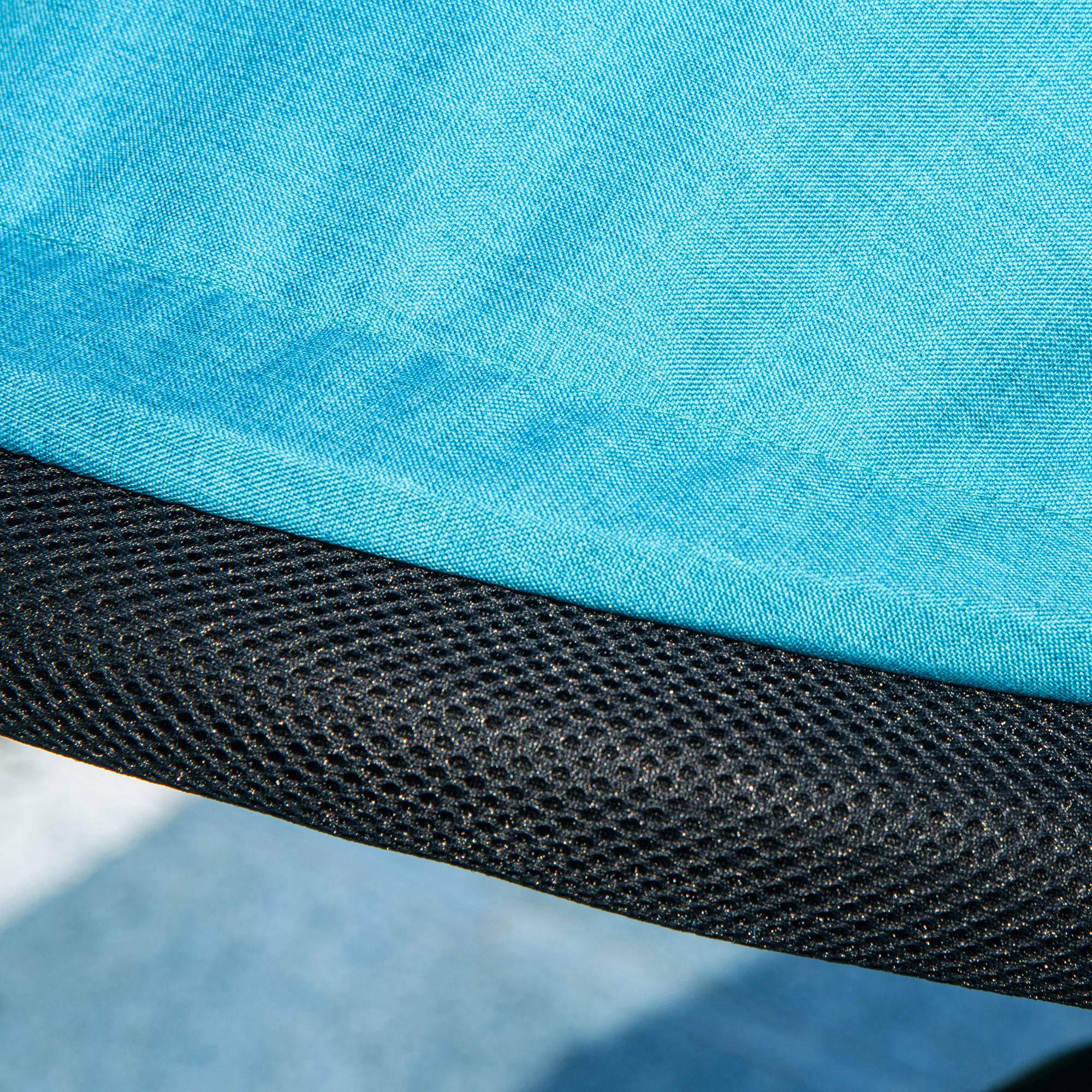 Tela azul sobre material de malla negra con sombras al fondo.