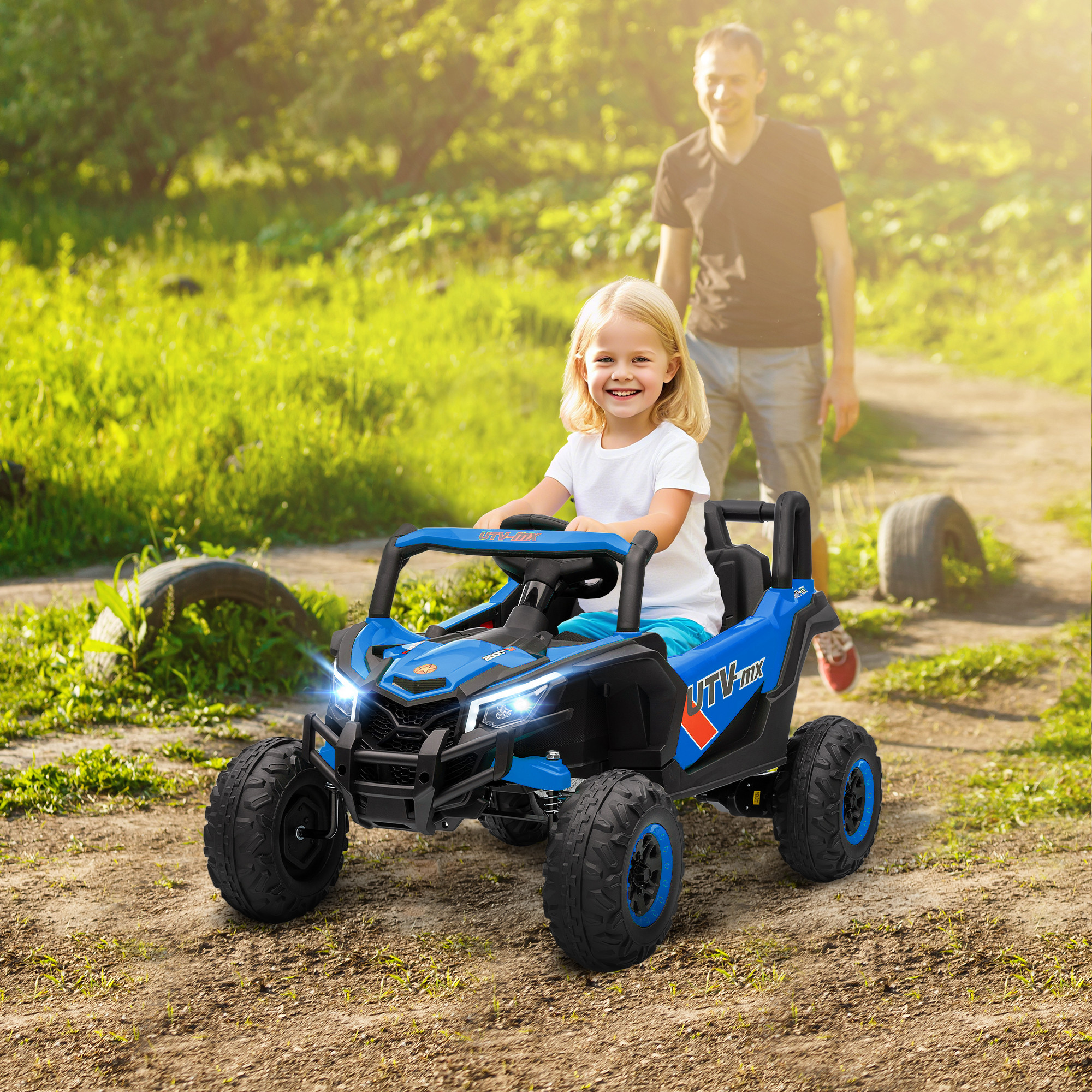 Una niña conduce un UTV eléctrico azul, un hombre está de pie al fondo.