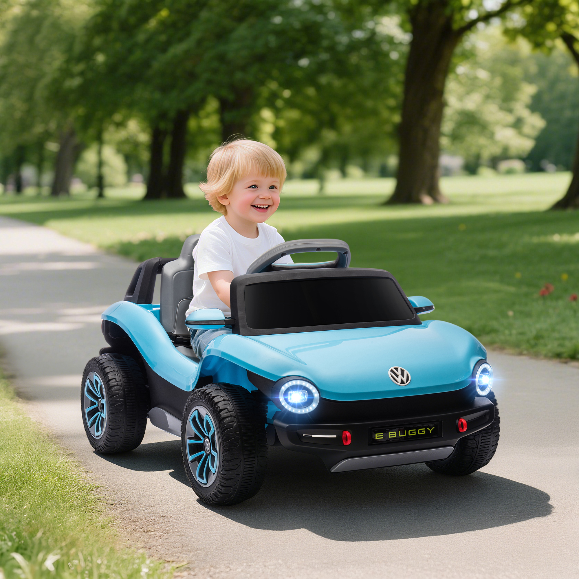 Un niño rubio conduce un coche eléctrico azul en un parque.