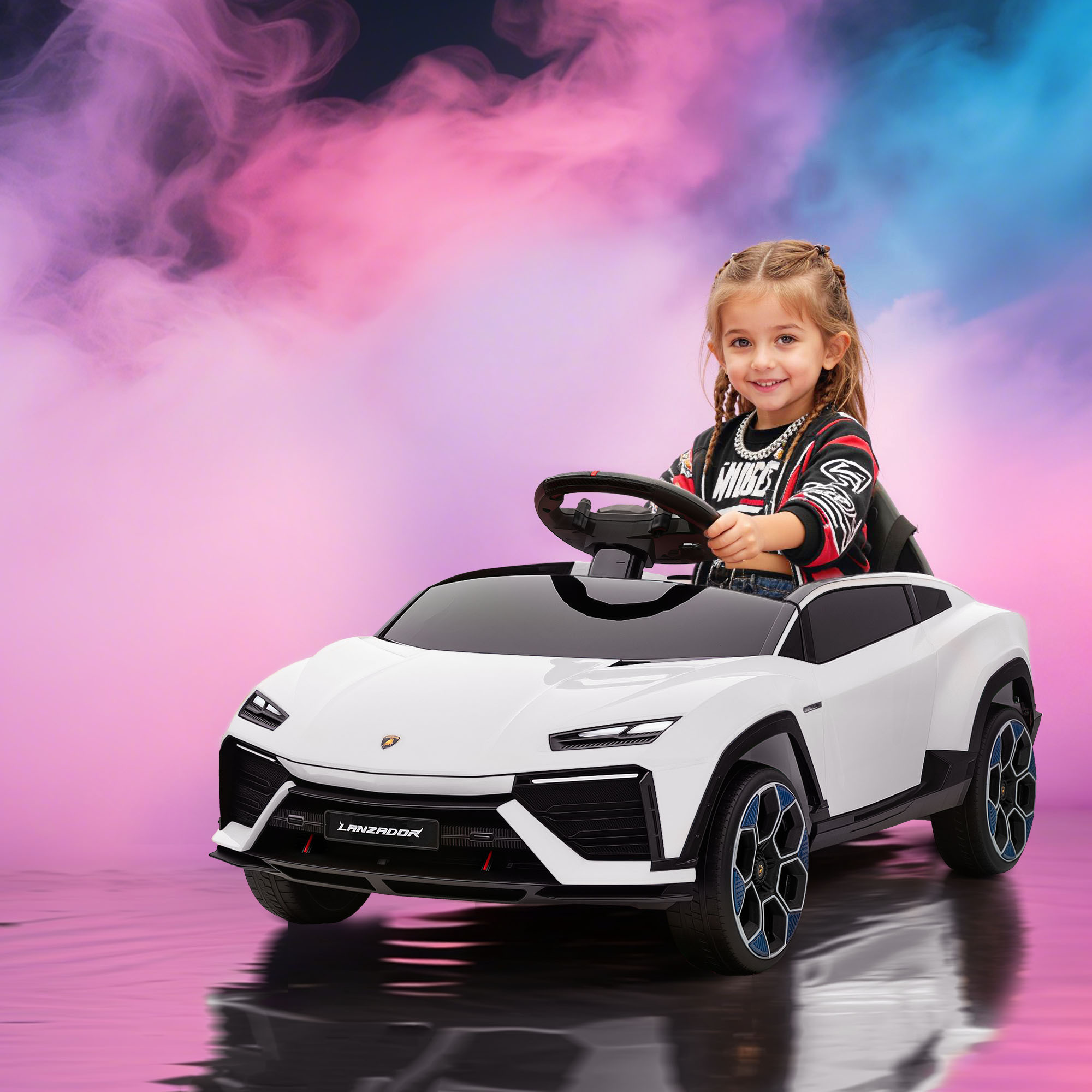 Una niña sentada en un coche de juguete blanco con ruedas azules.