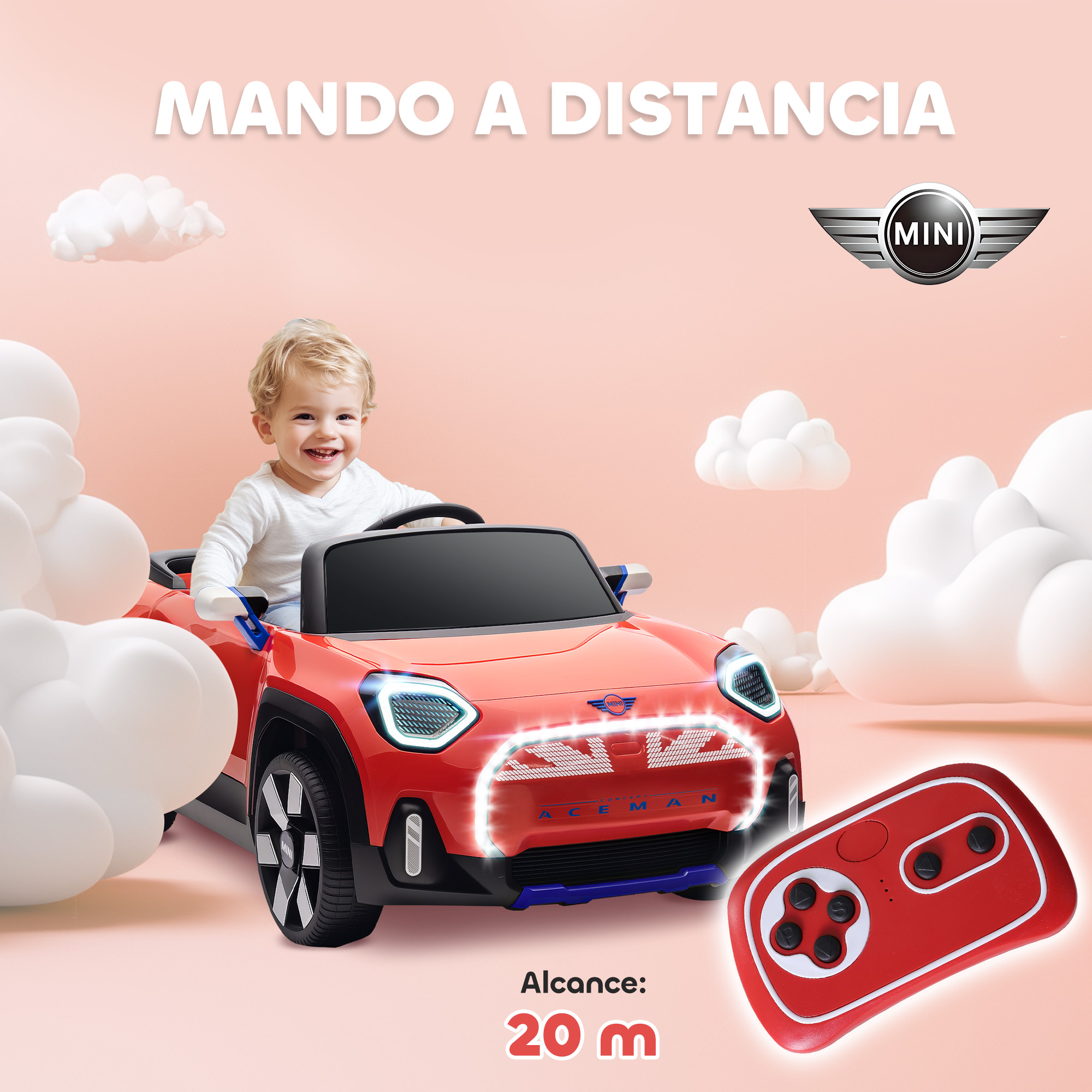 Un niño sonriente se sienta en un coche de juguete Mini rojo con un mando cerca.