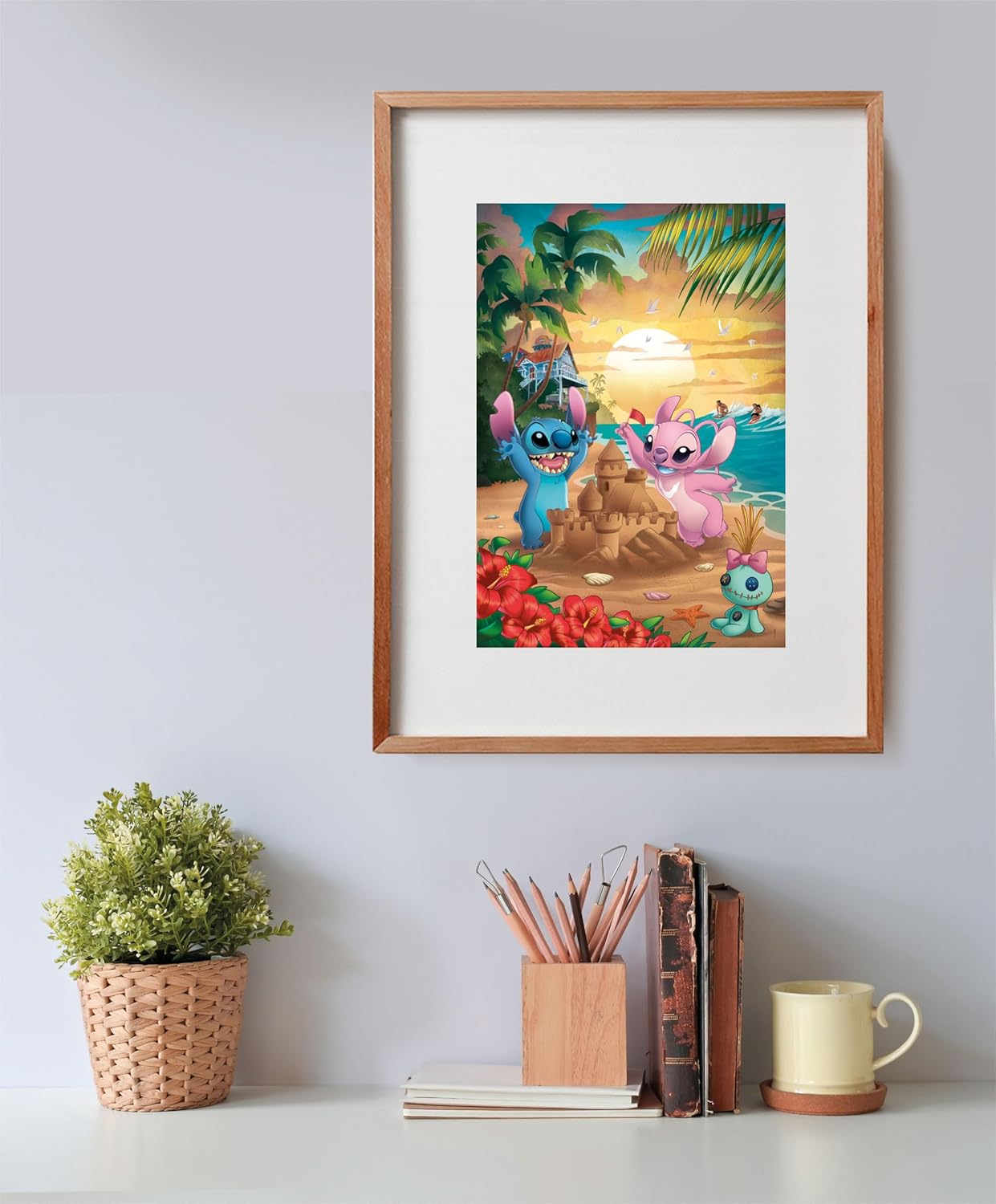 Dwie postacie Stitch budują zamek z piasku na plaży o zachodzie słońca.