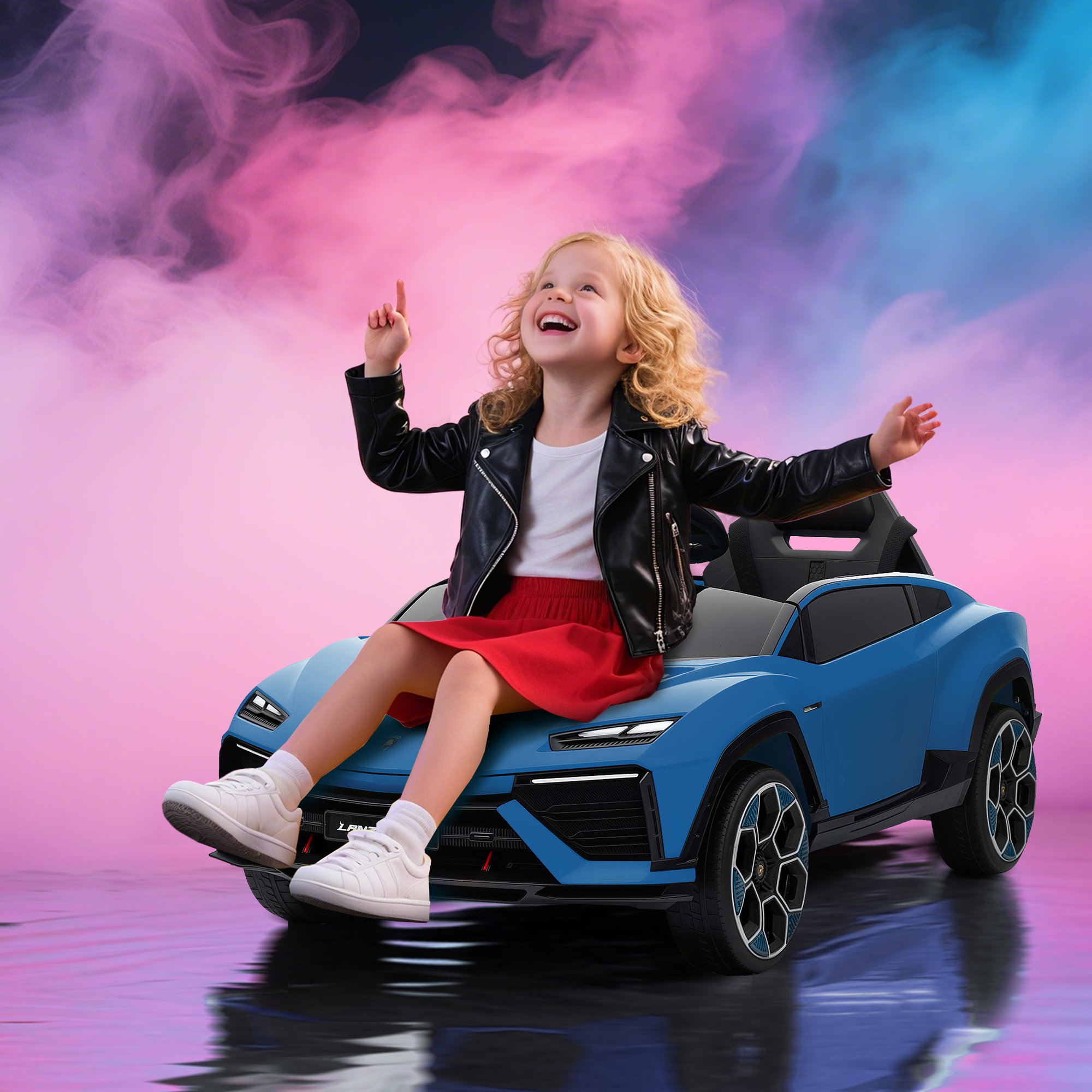Una niña rubia con chaqueta de cuero se sienta en un coche de juguete azul.