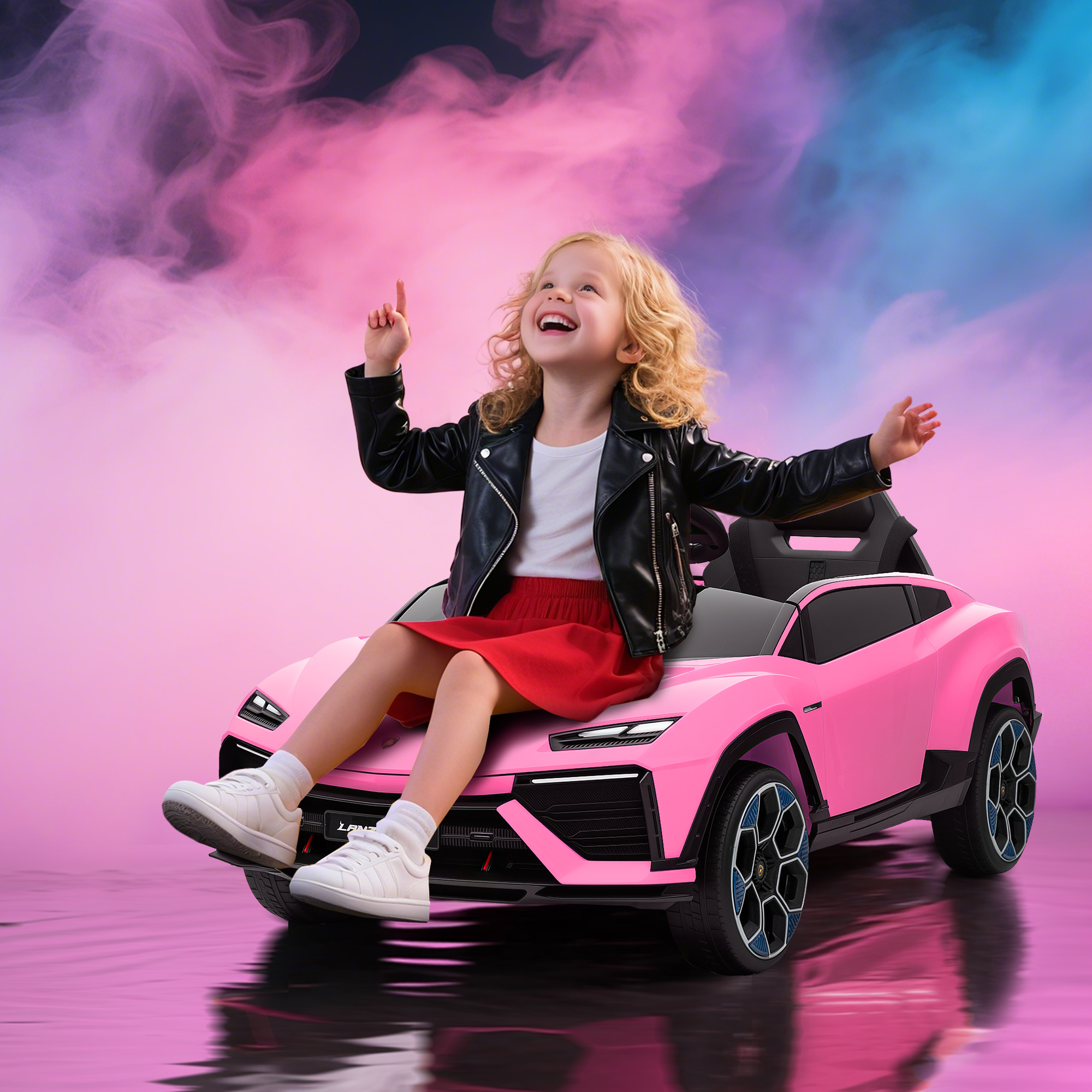 Una niña con chaqueta de cuero se sienta en un coche de juguete rosa con humo de colores.