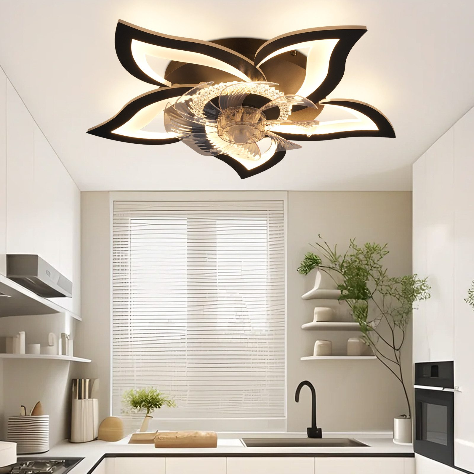 Deckenventilator mit Licht im Blumen-Design, schwarze und weiße Blütenblätter.