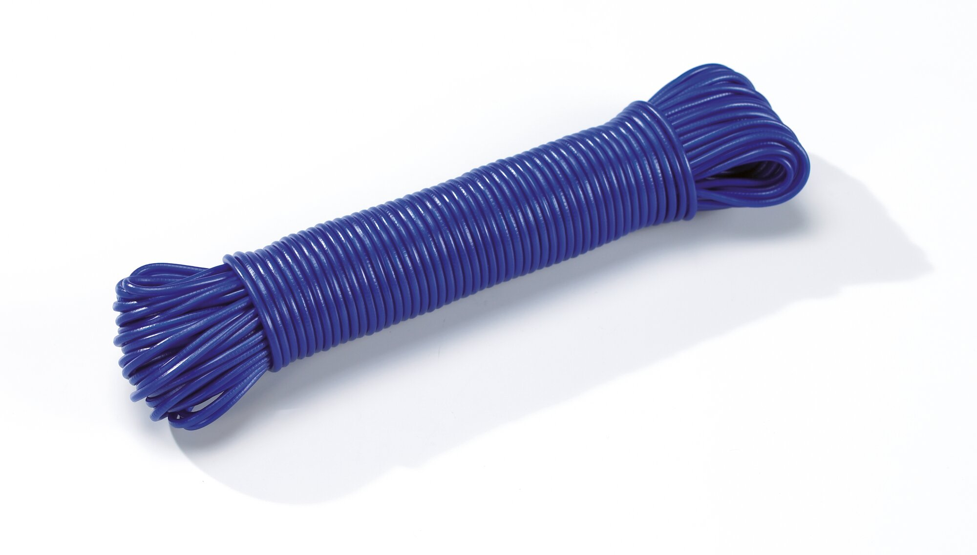 Eine Rolle blauer Schnur auf weißem Hintergrund.