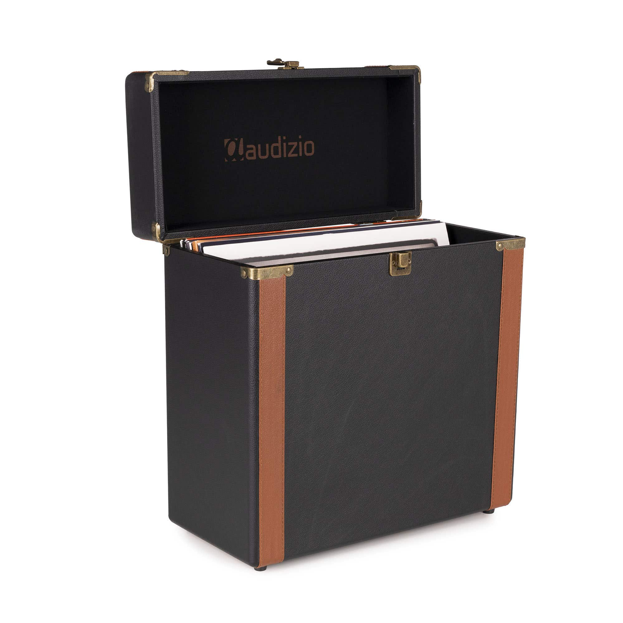 Caja de discos negra con detalles marrones, tapa abierta, llena de discos.