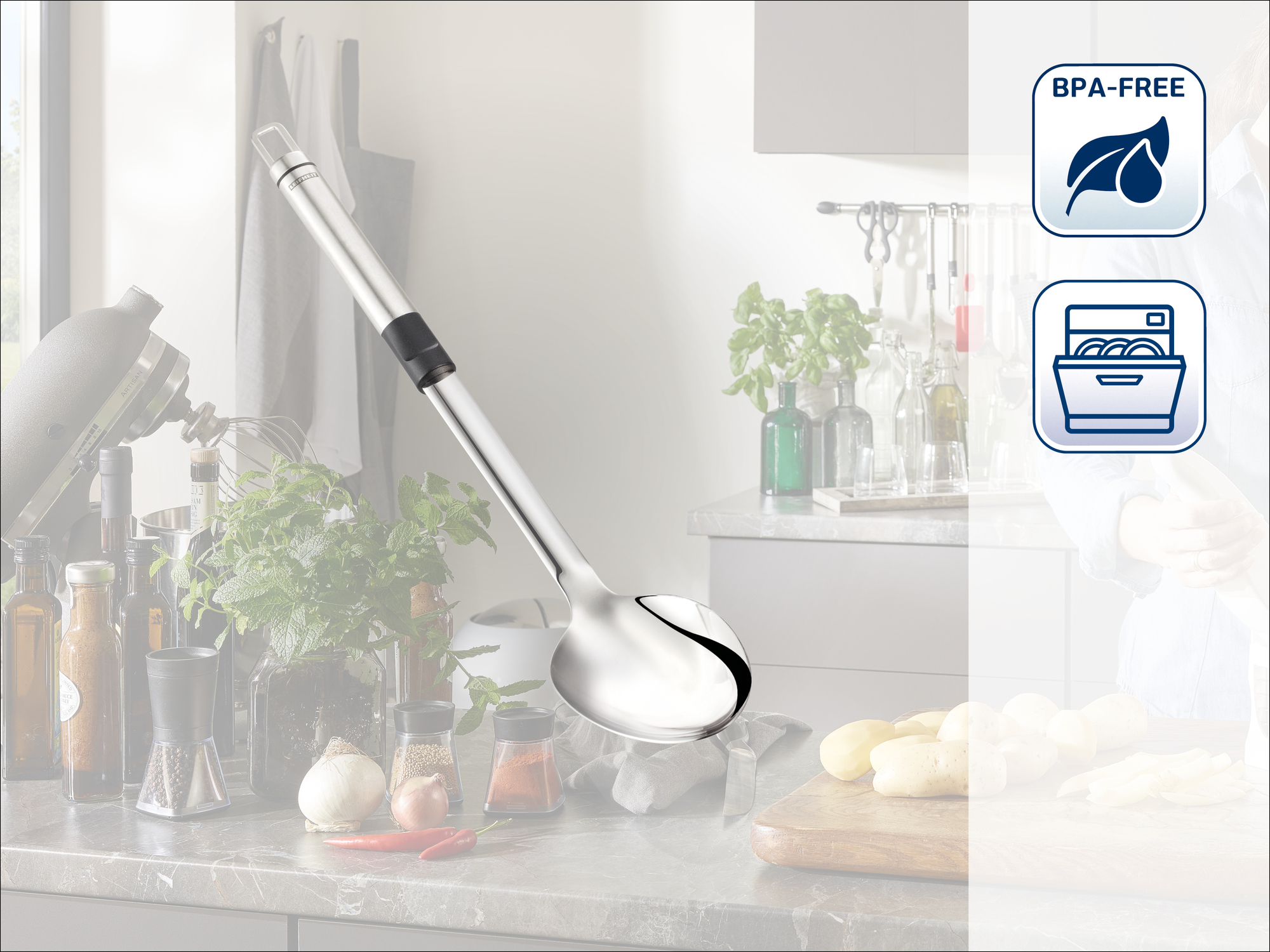 Metallschöpfkelle mit BPA-frei- und spülmaschinenfesten Symbolen.
