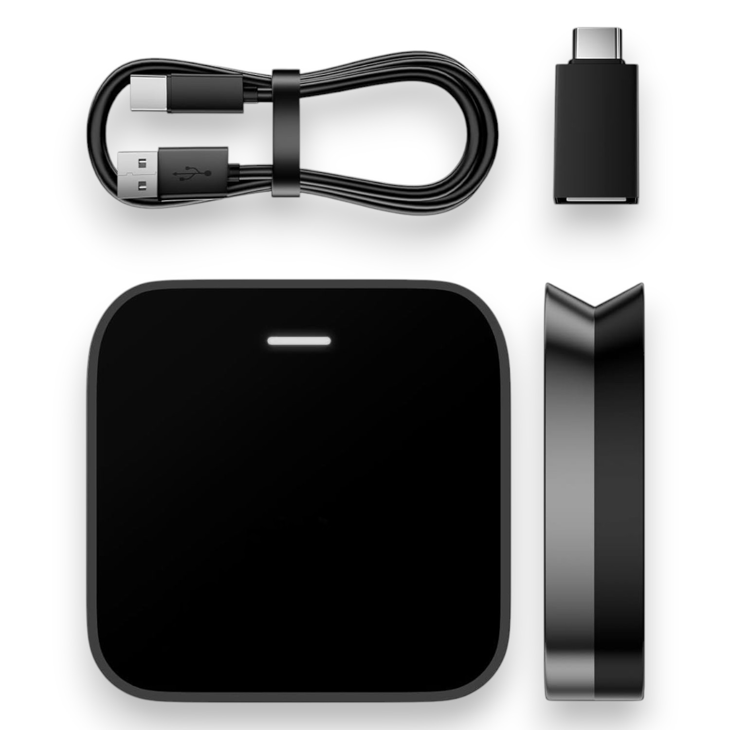 Dispositivo cuadrado negro, cable USB, adaptador USB-C y luz indicadora de carga.