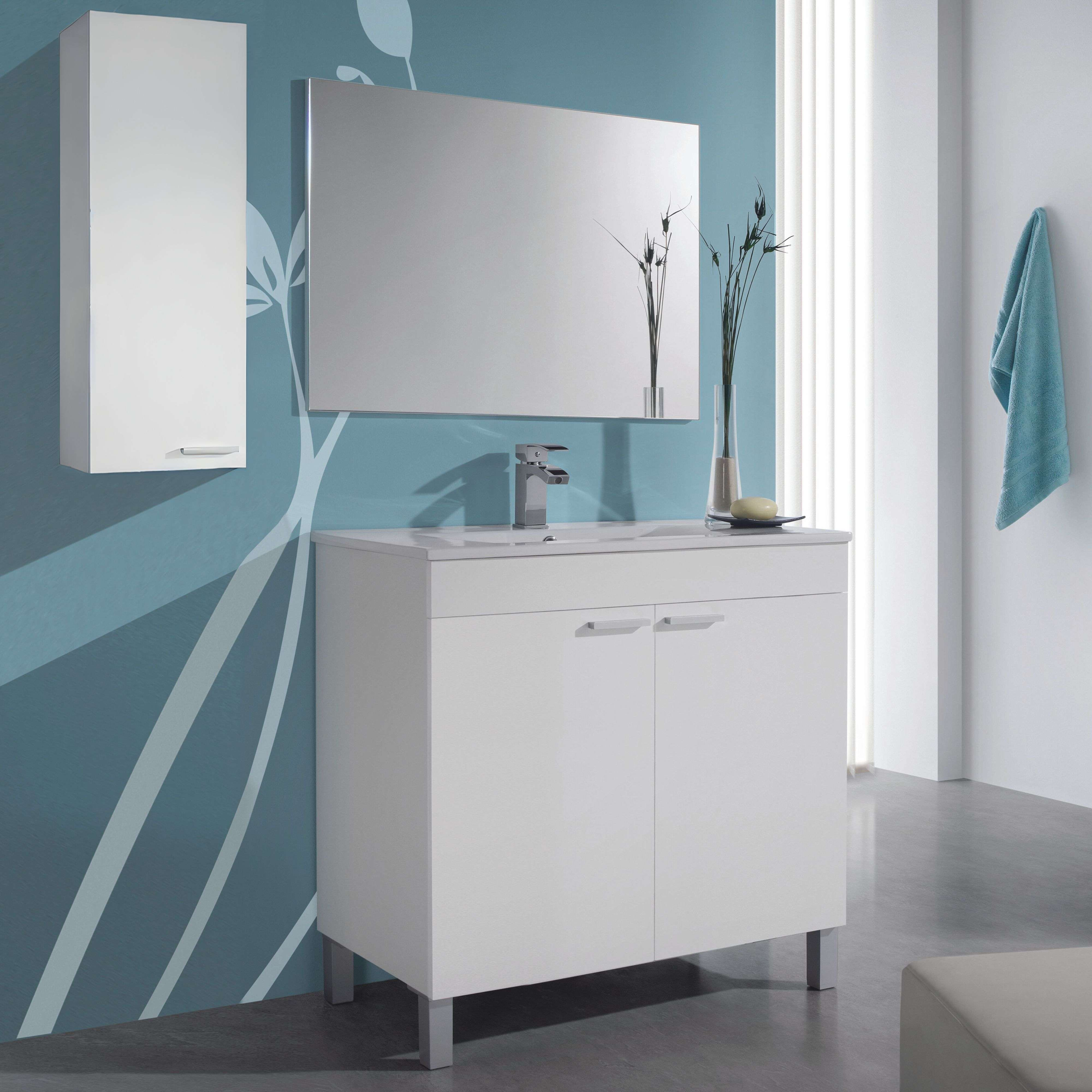 Baño moderno con mueble blanco, espejo, armario pared y pared azul.
