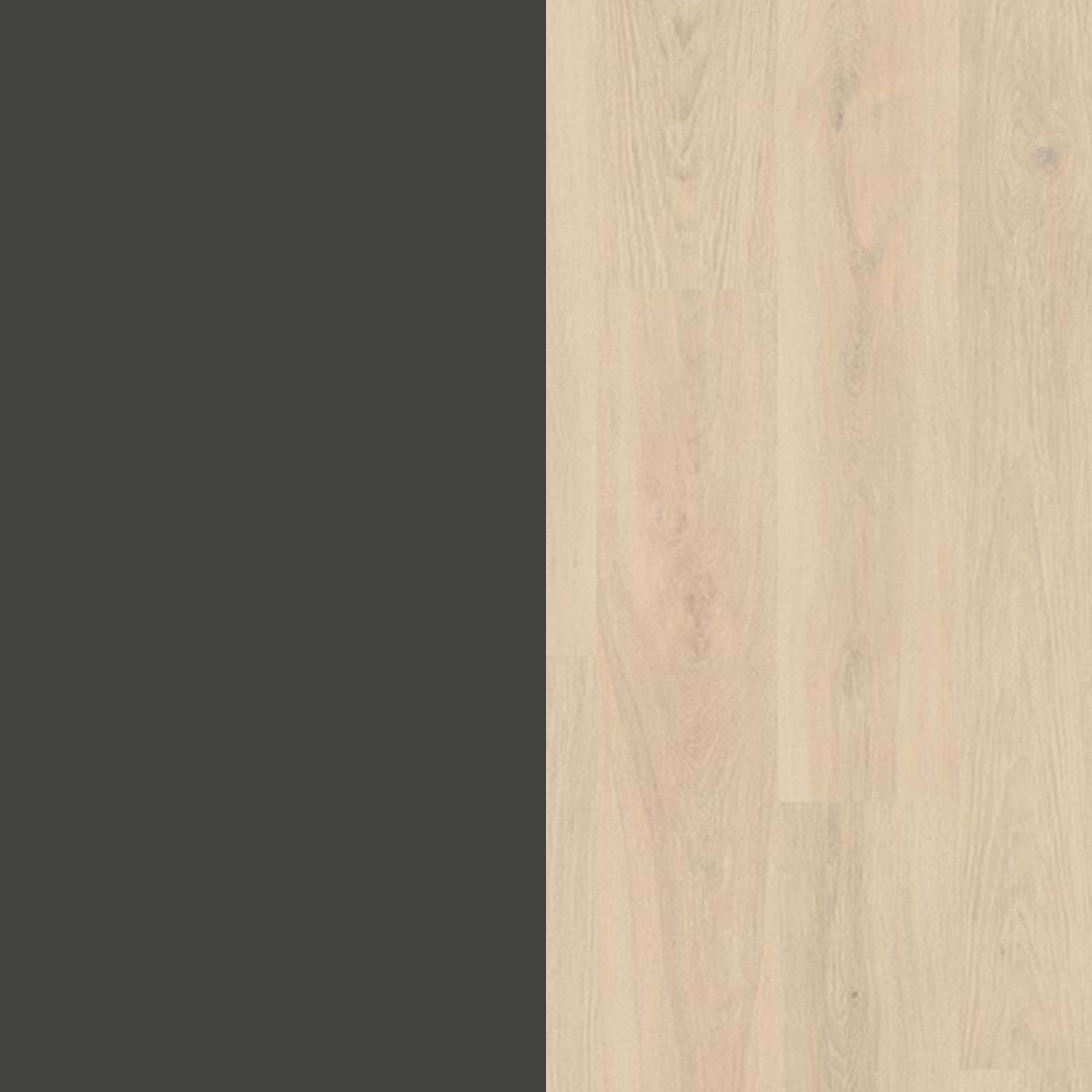 Un área gris oscuro se une a tablones de madera clara con veta.