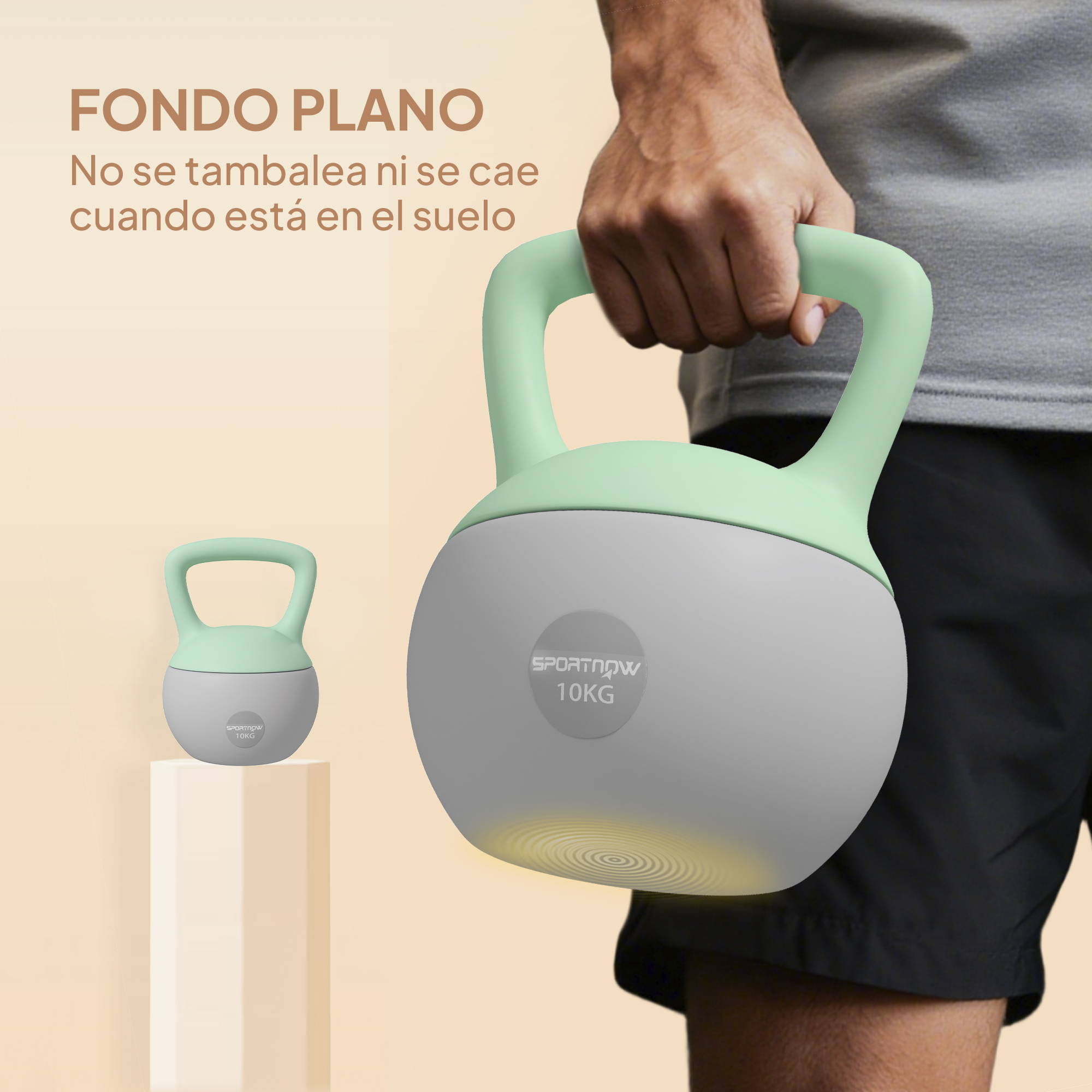 Un hombre sostiene una pesa rusa de 10 kg con asa verde menta y bola gris.