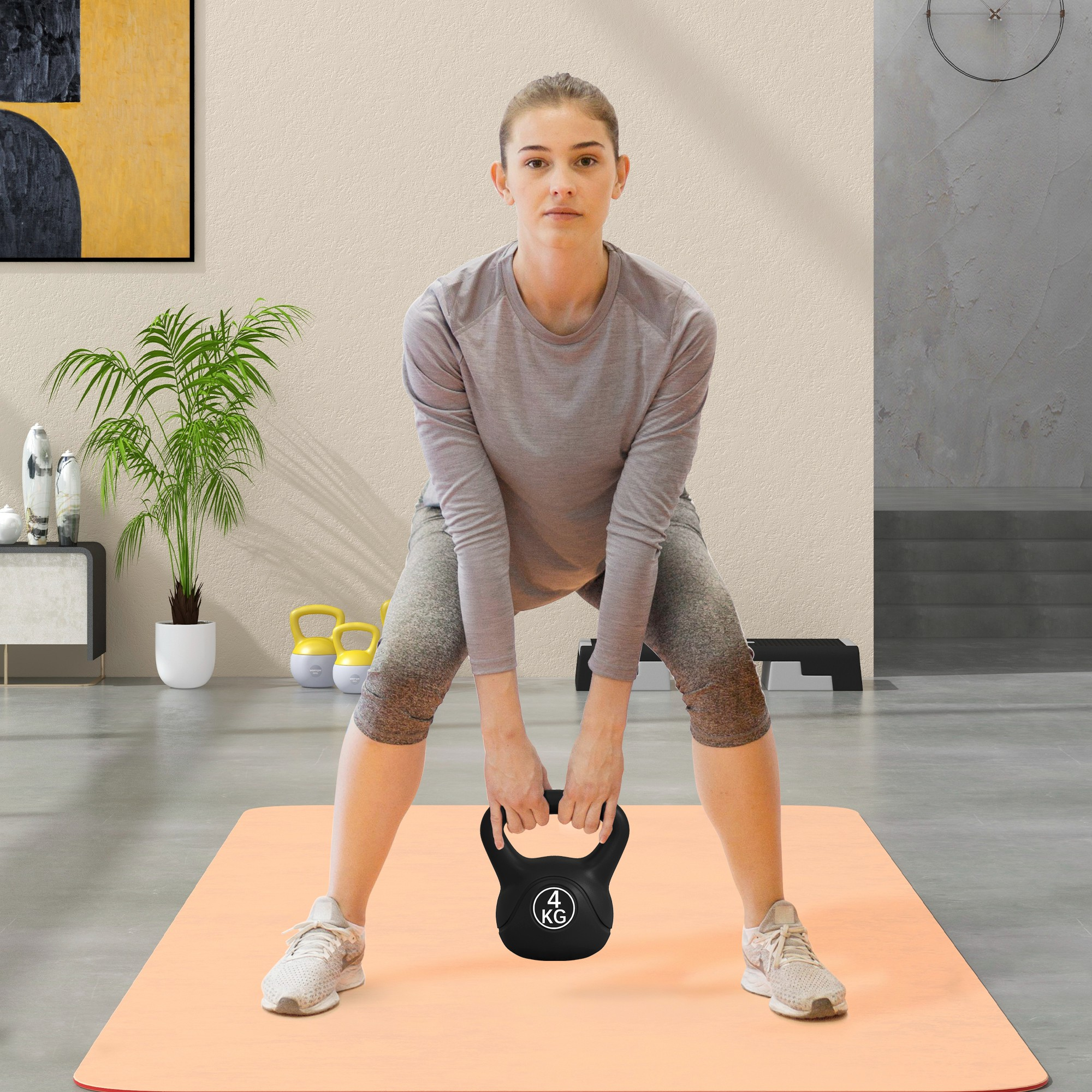 Una mujer levanta una pesa rusa de 4 kg sobre una esterilla naranja en un gimnasio.