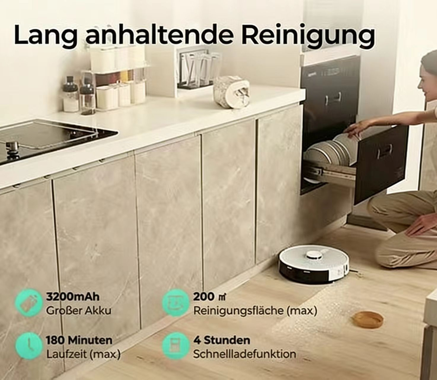 Saugroboter auf Holzboden, Person belädt Spülmaschine. Lang anhaltende Reinigung.