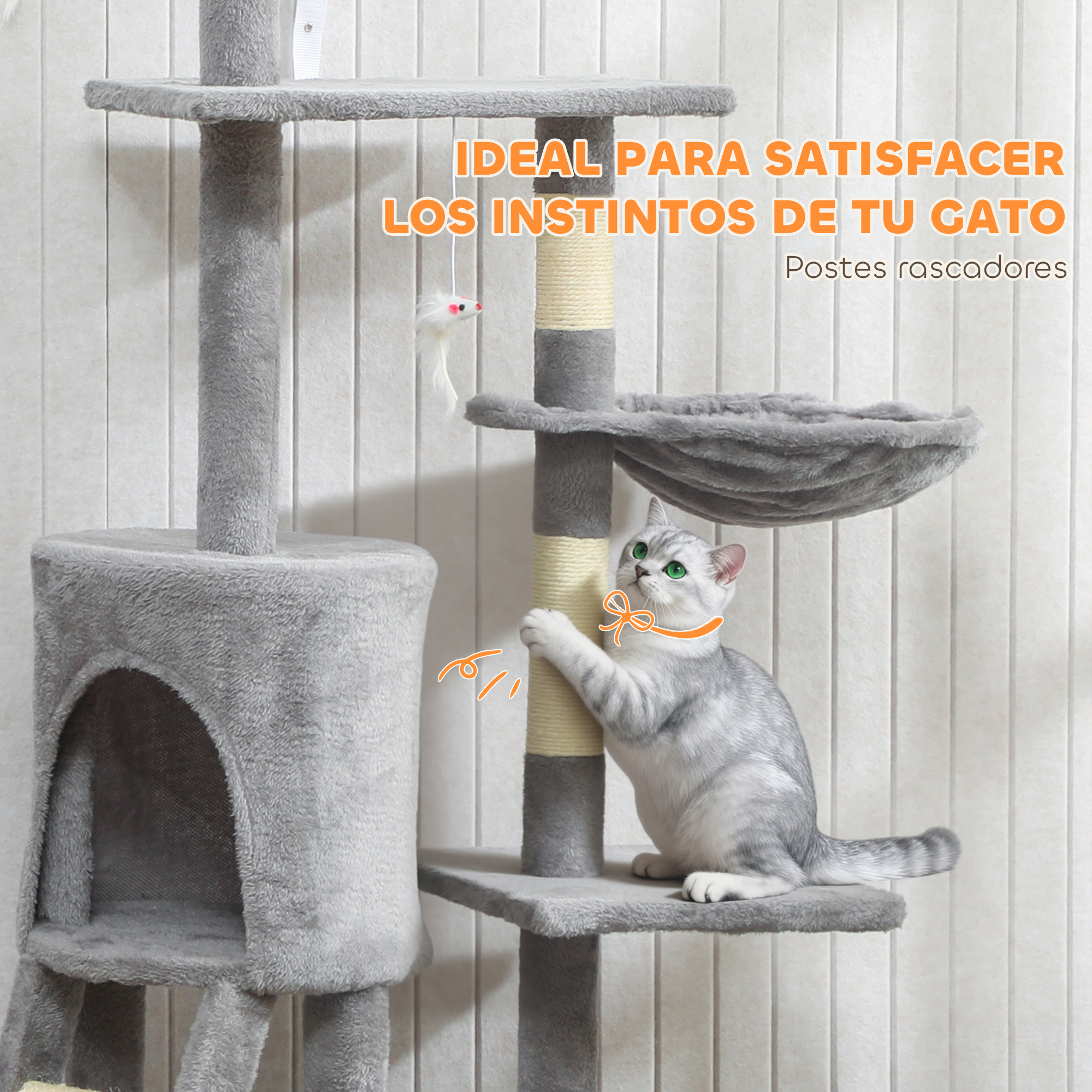 Un gato gris trepa un árbol para gatos con juguetes y plataformas, mirando un ratón.