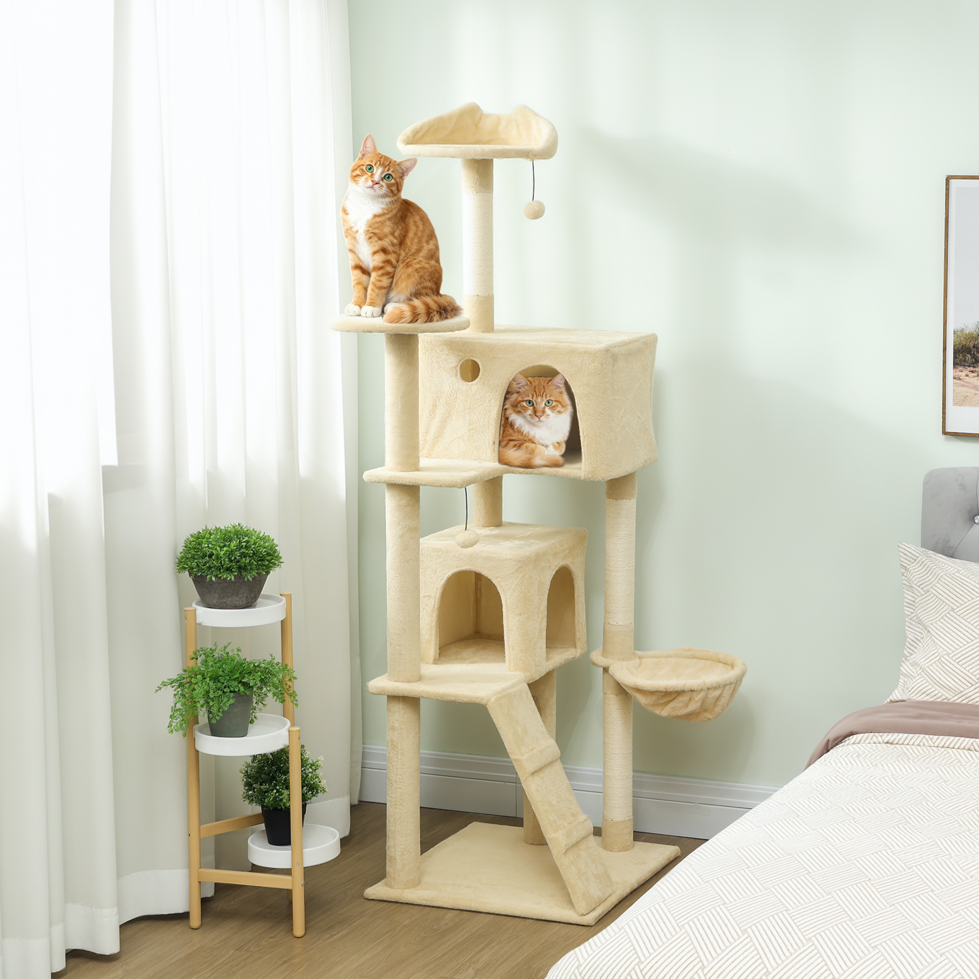 Dos gatos atigrados naranjas en un rascador beige en una habitación.