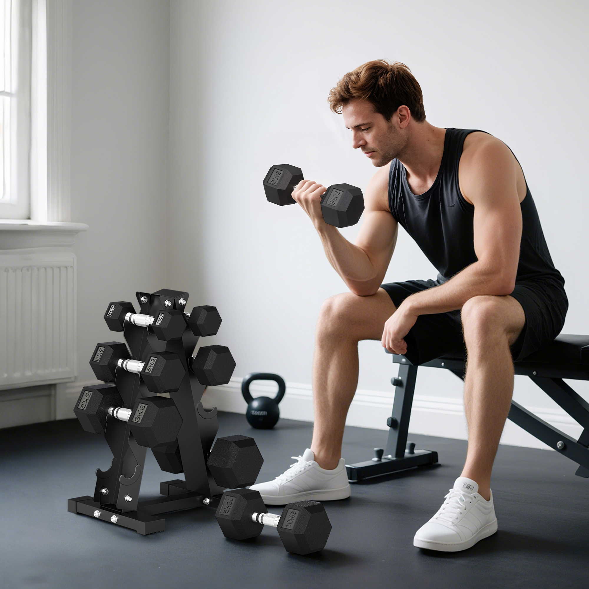 Un hombre con camiseta sin mangas oscura levanta una mancuerna en un gimnasio.