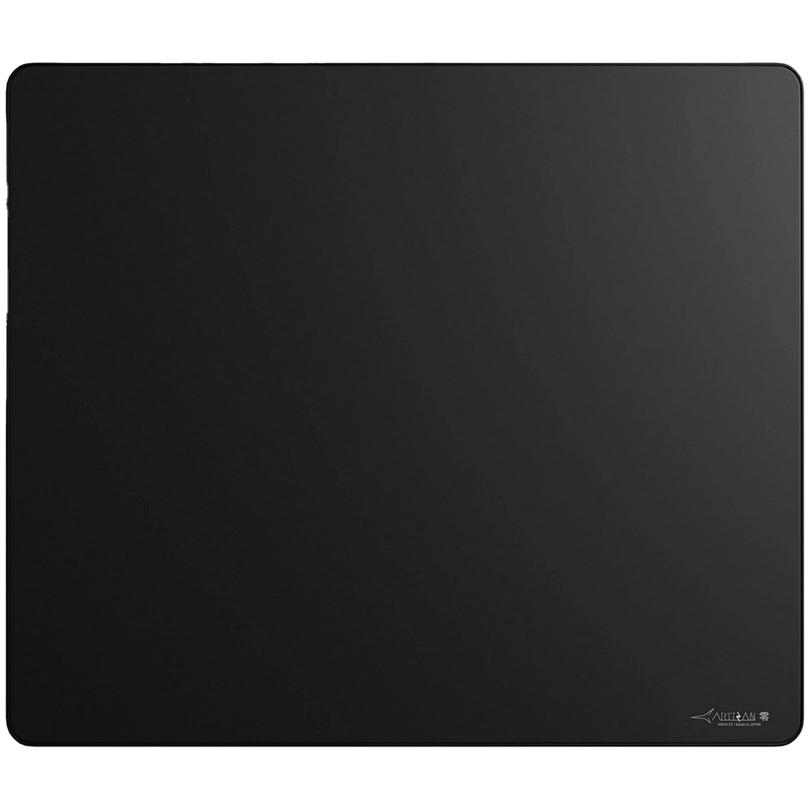 Un tapis de souris noir aux coins arrondis avec un petit logo en bas à droite.