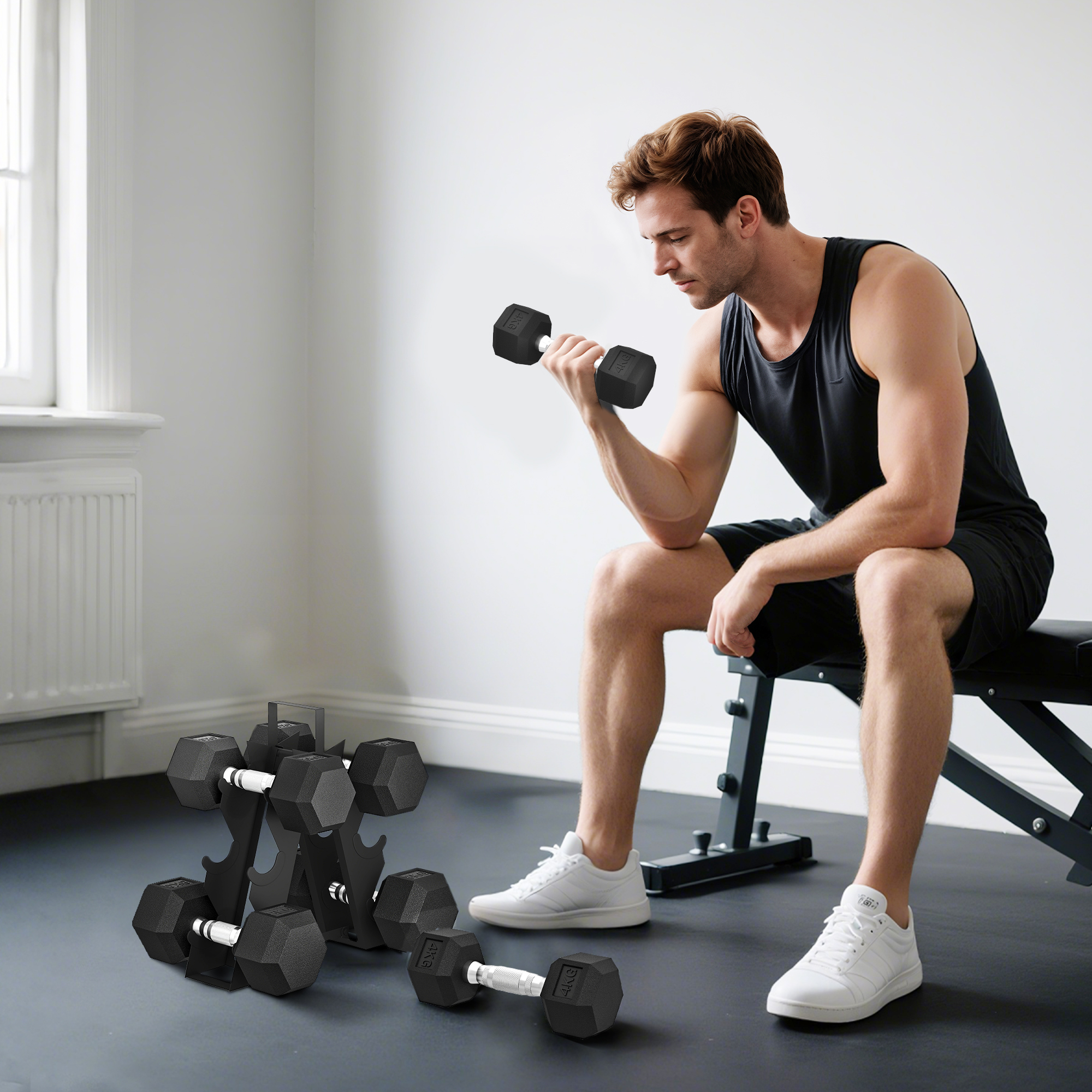 Hombre con mancuerna en gimnasio, soporte para mancuernas delante.
