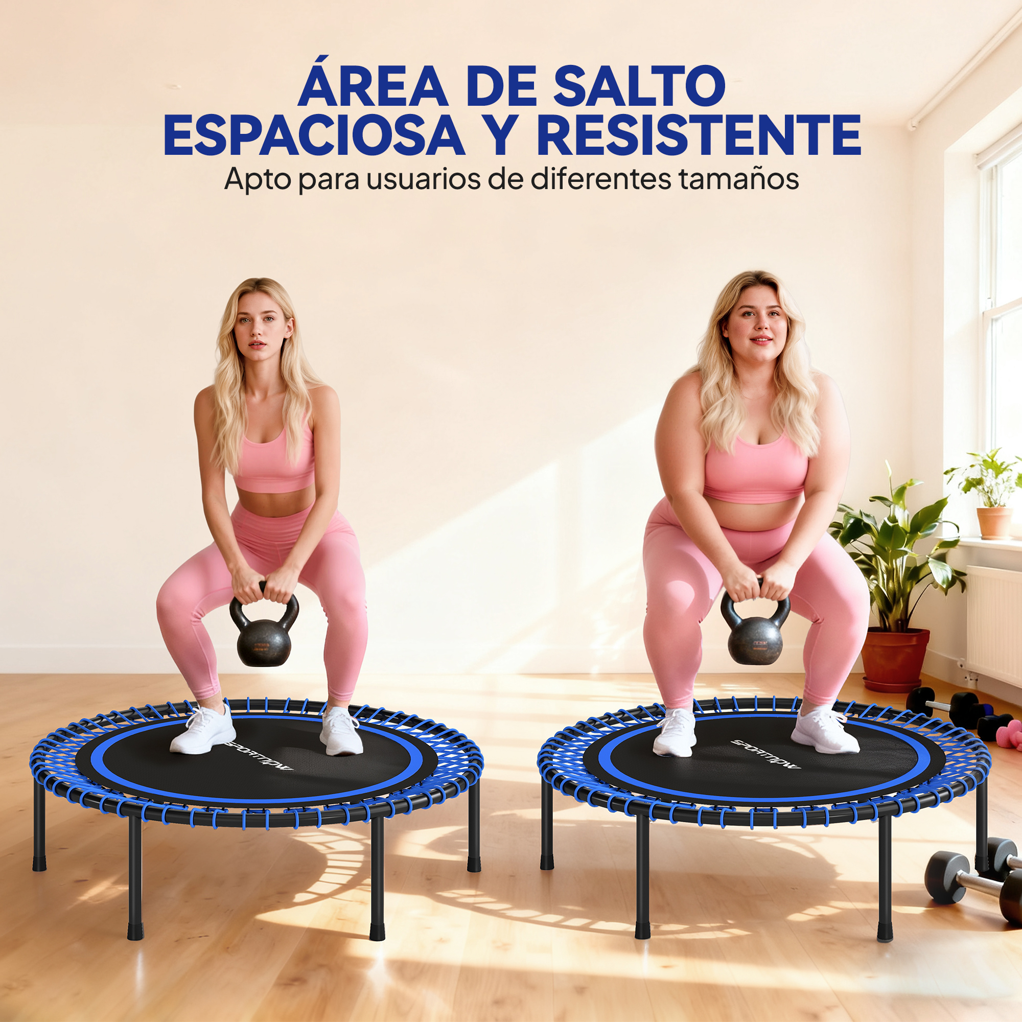 Dos mujeres con ropa deportiva rosa hacen sentadillas con pesas rusas en mini trampolines.