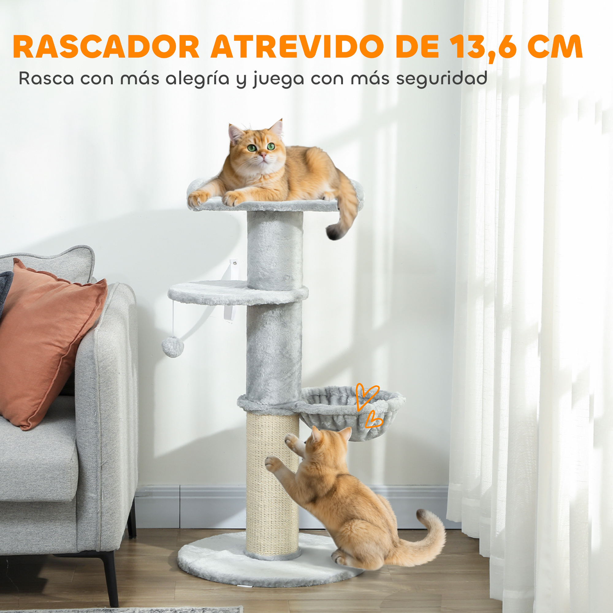 Dos gatos en un rascador en una sala con sofá y cortinas.