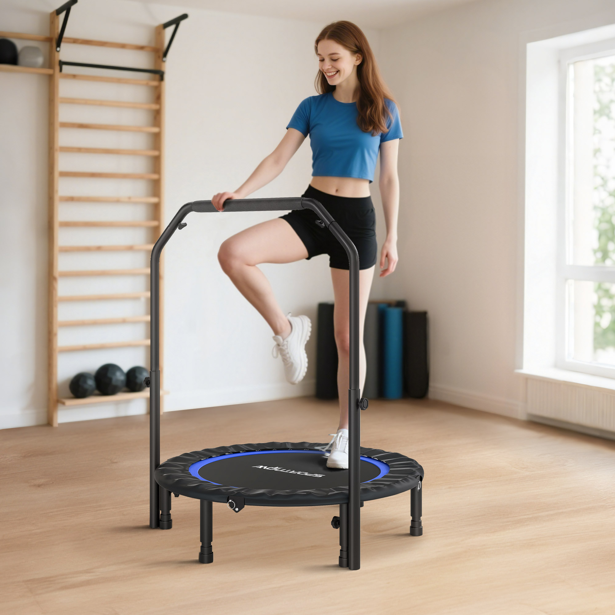 Una mujer con top azul y shorts negros salta en un mini trampolín con asa.