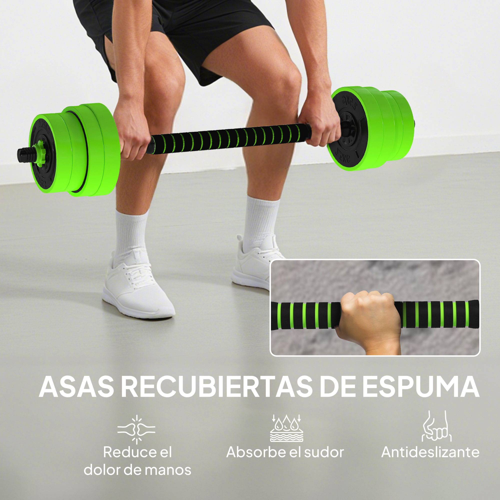Hombre levantando una pesa con discos verdes y agarre negro.