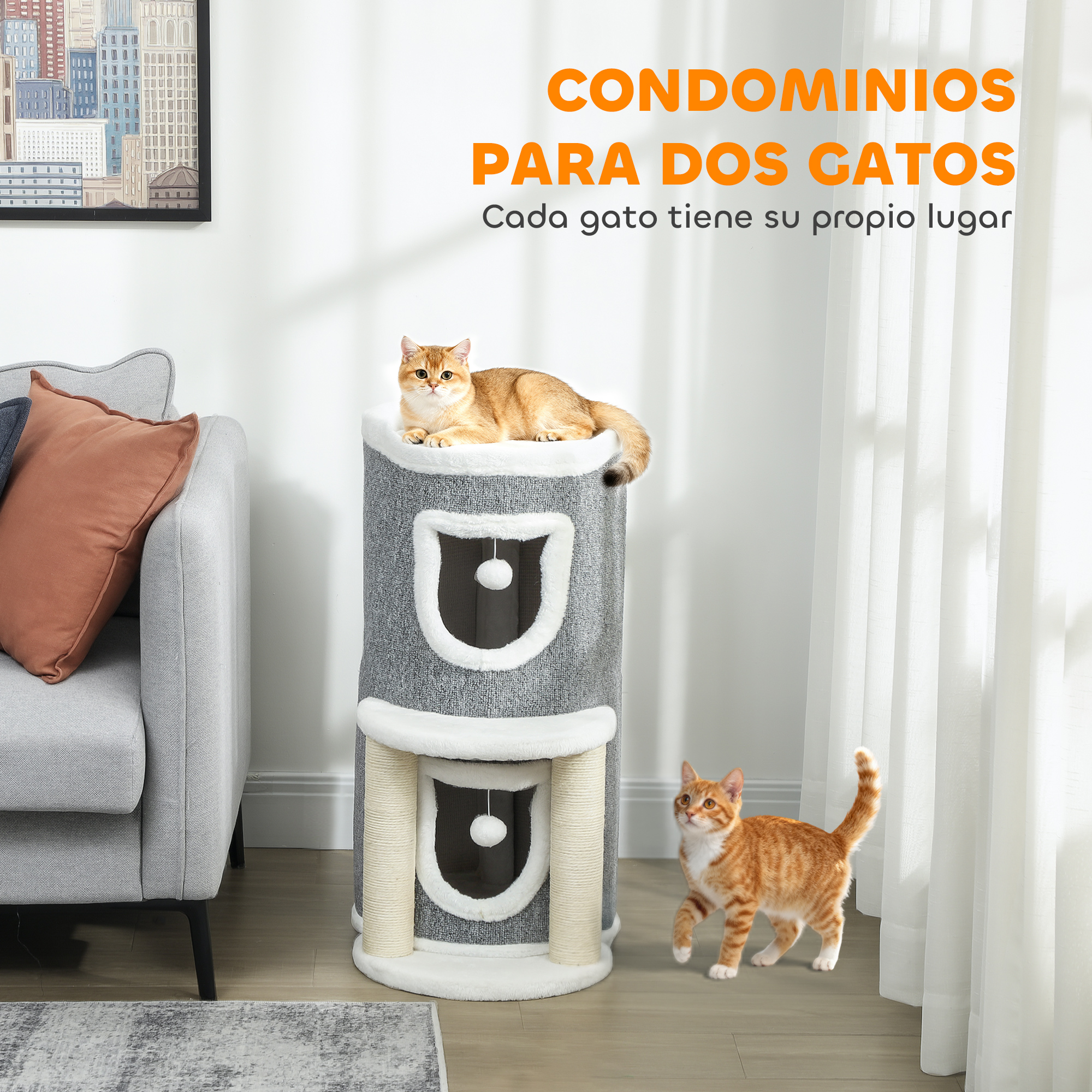 Dos gatos en un rascador en una sala con sofá y cuadro de paisaje urbano.