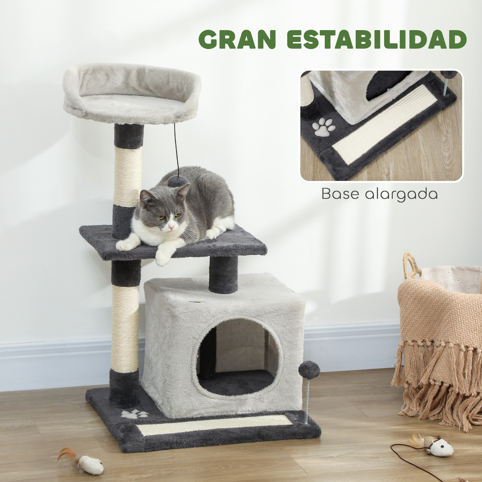Gato gris y blanco en un árbol para gatos multinivel con juguetes.