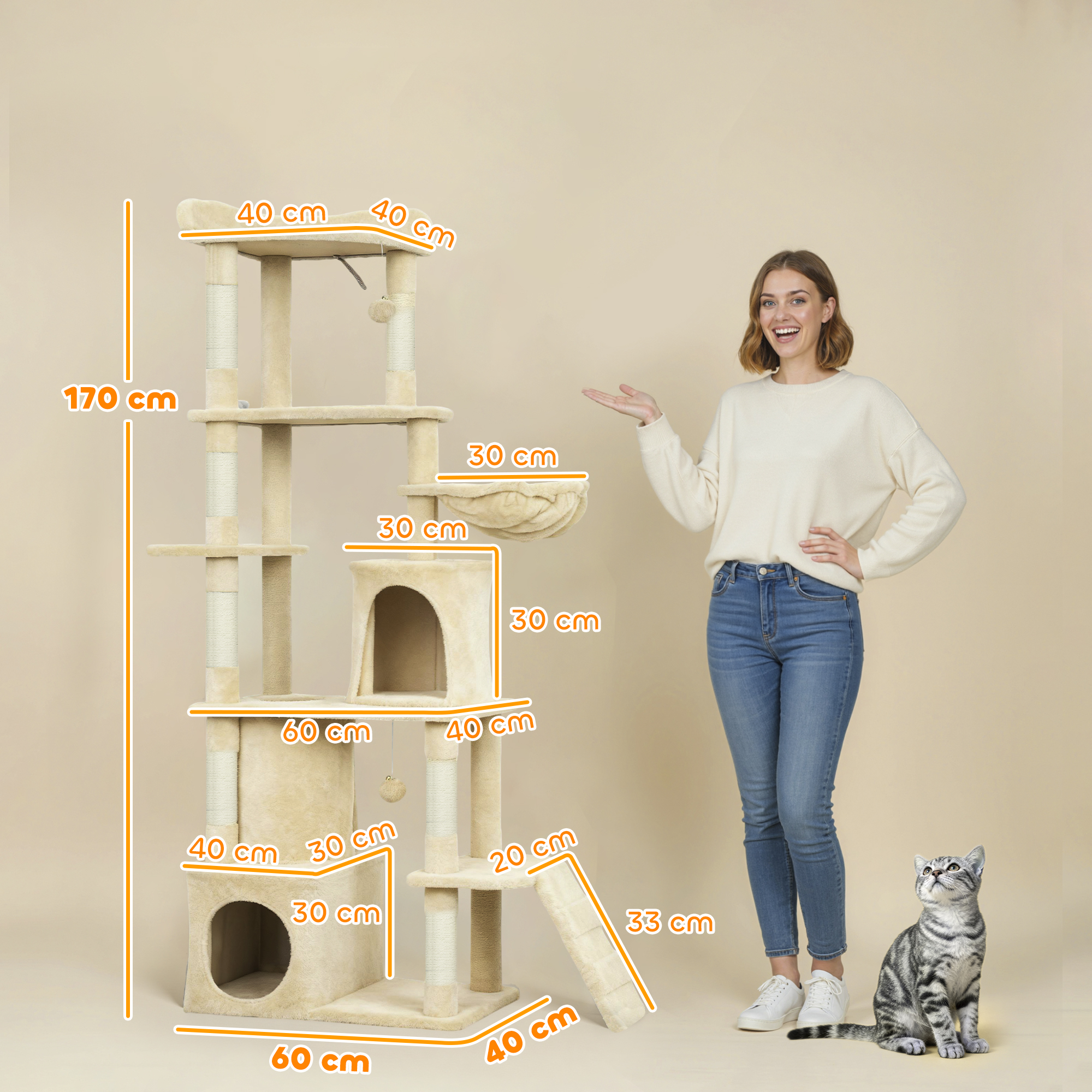 Una mujer junto a un árbol alto para gatos color crema con varios niveles y juguetes. Un gato está cerca.