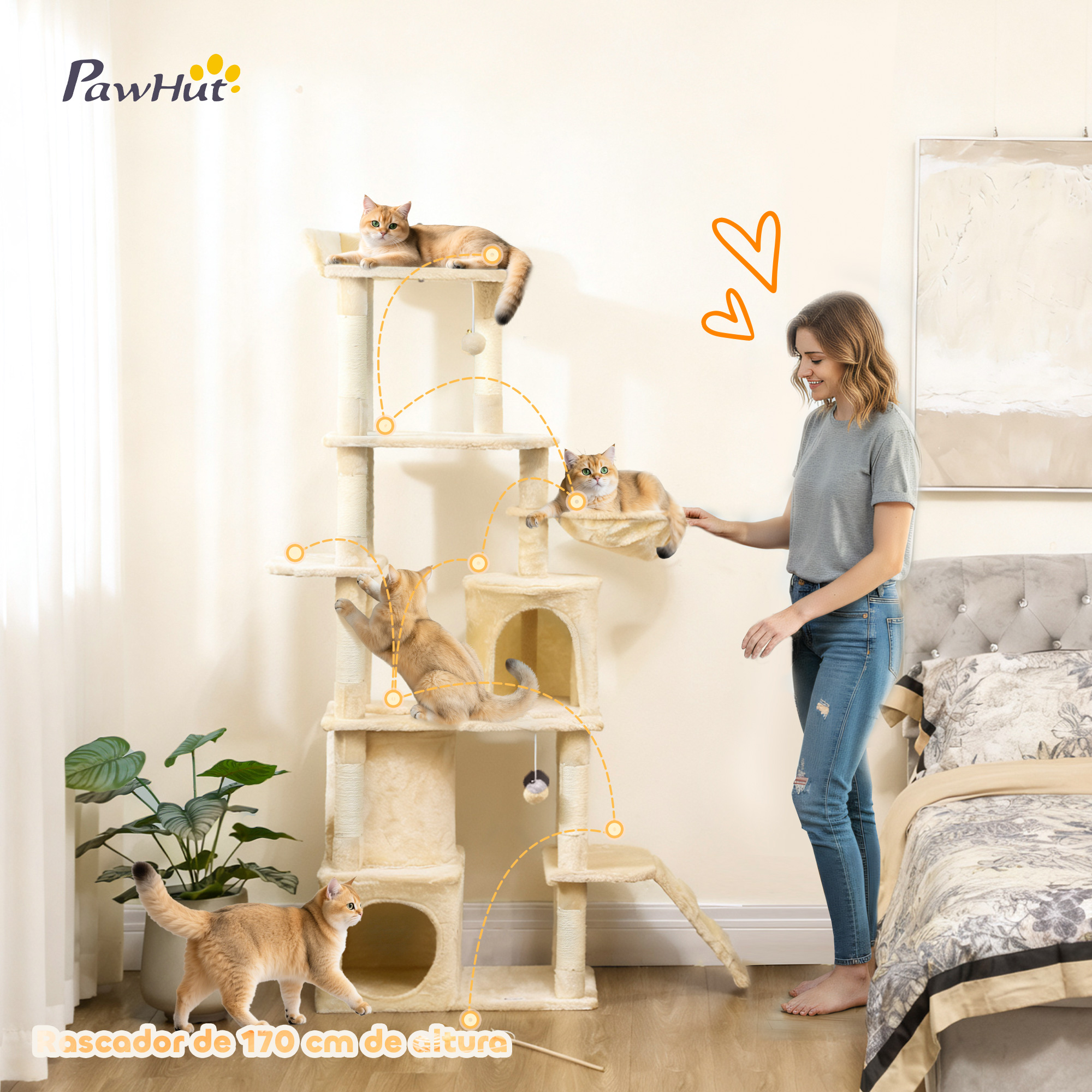 Mujer cerca de un árbol para gatos con cuatro gatos. Hay una planta a la izquierda.