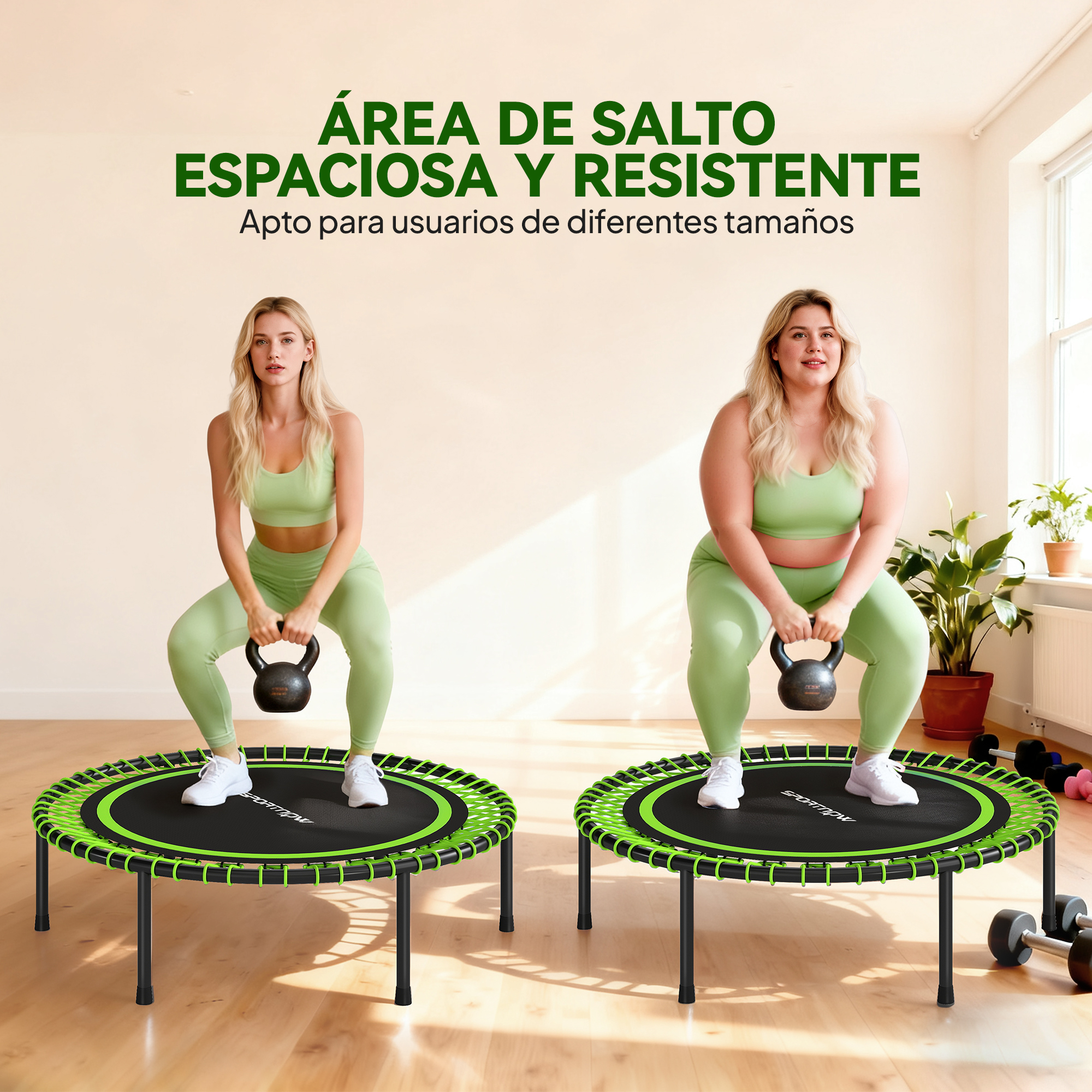 Dos mujeres en trampolines sosteniendo pesas rusas y haciendo sentadillas.