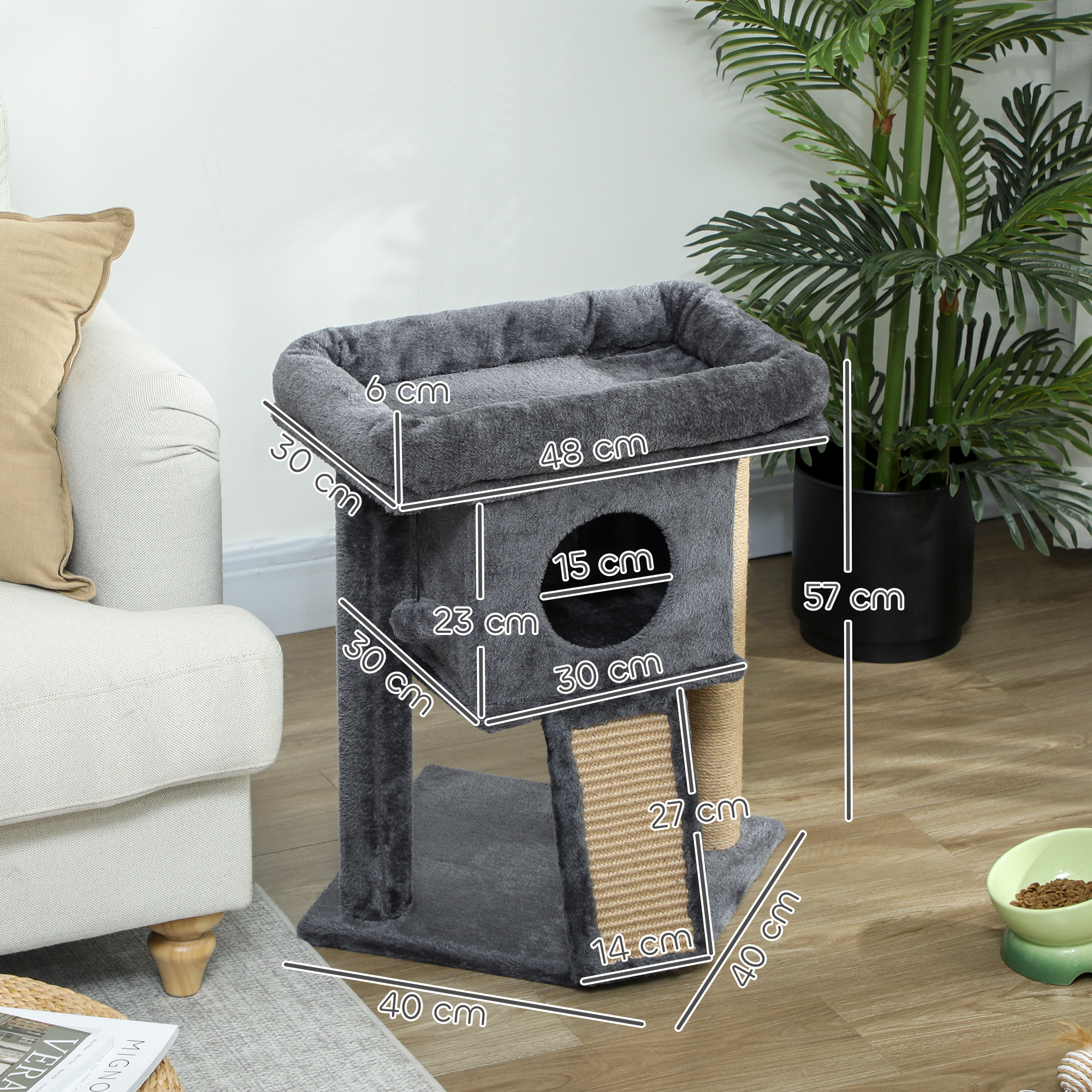 Árbol rascador gris de varios niveles con dimensiones indicadas, junto a un sofá.