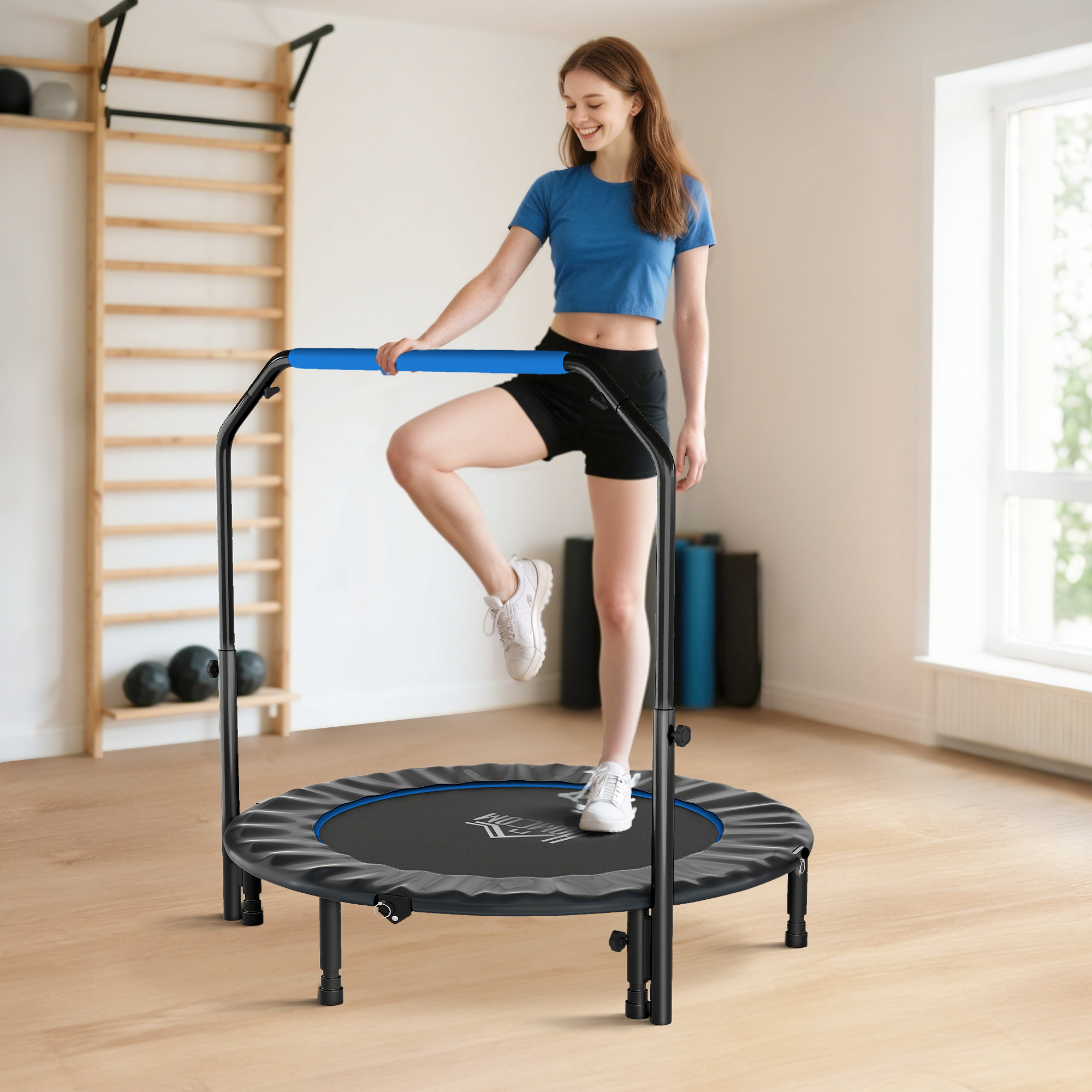 Una mujer de azul en un trampolín con asa.