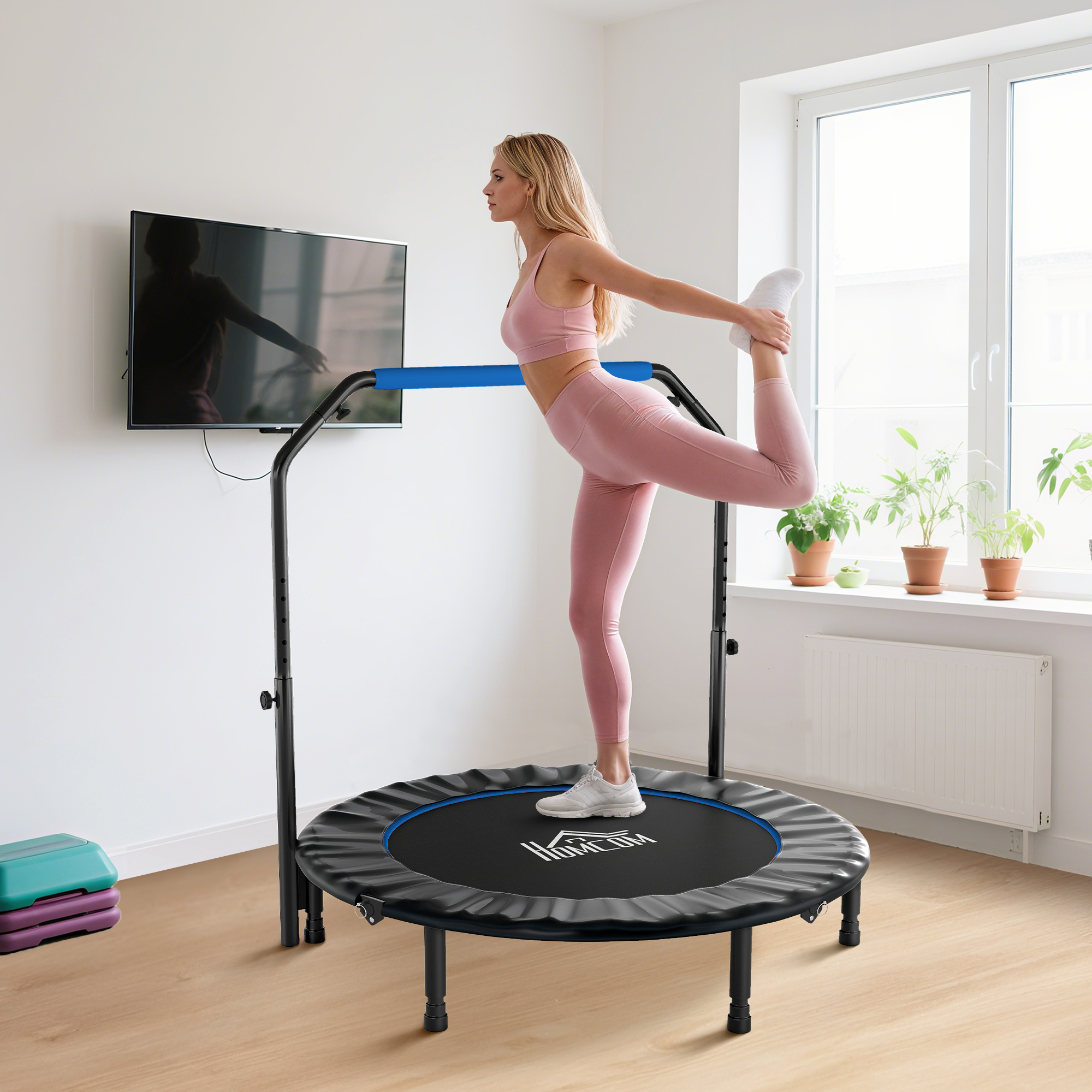 Mujer estirándose en una cama elástica con asa.