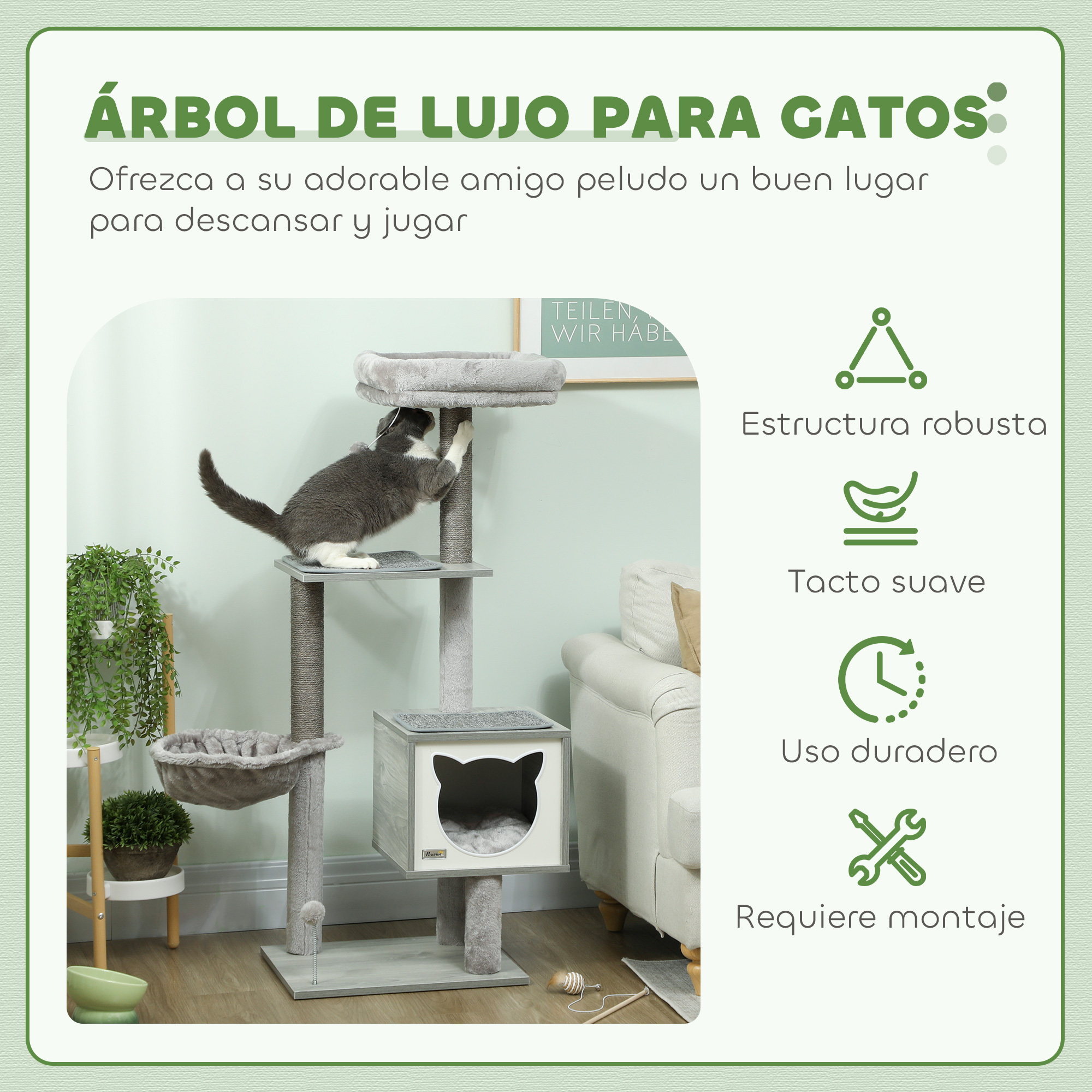 Un gato gris trepa por un rascador de varios niveles.