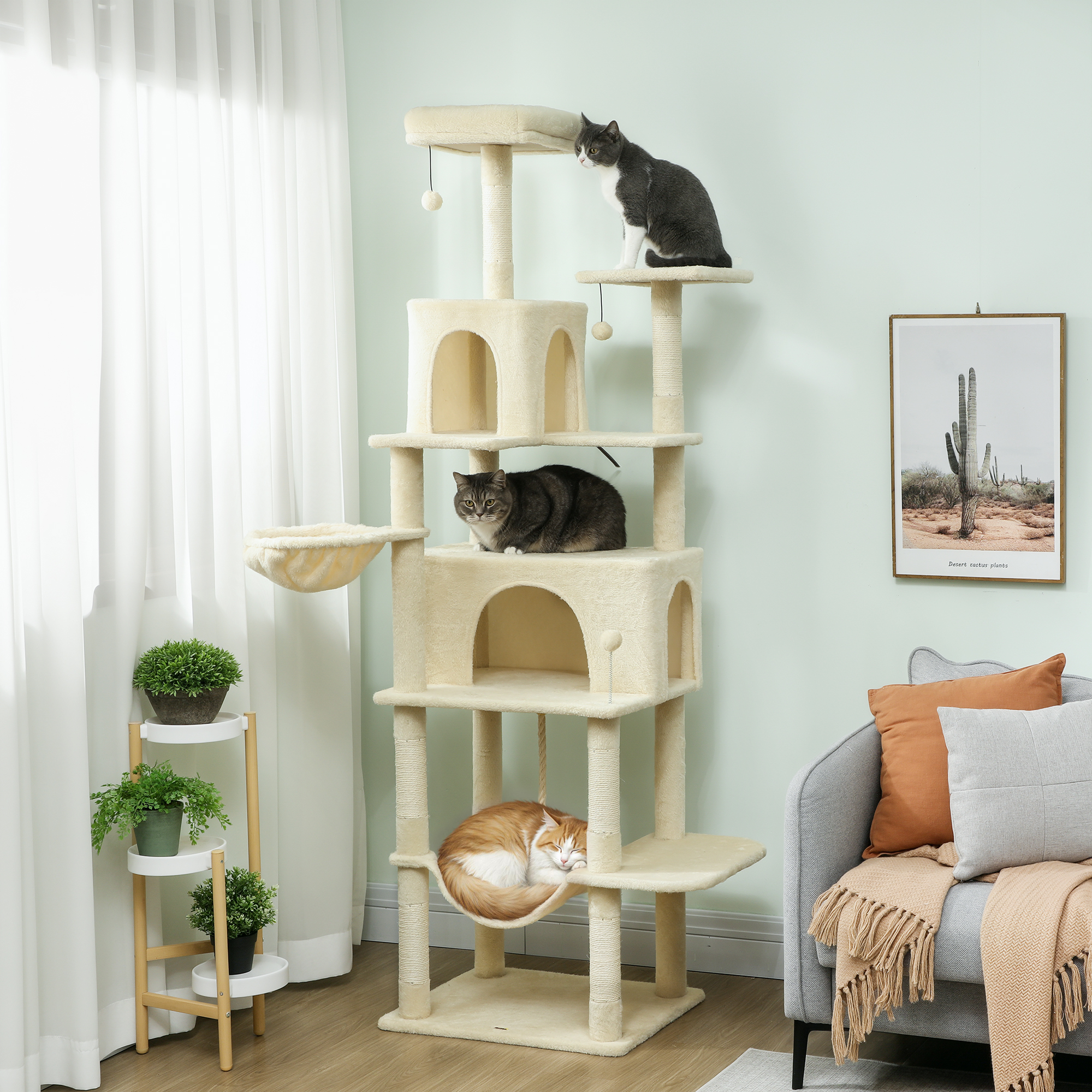 Árbol para gatos de varios niveles con tres gatos, plantas y sofá.