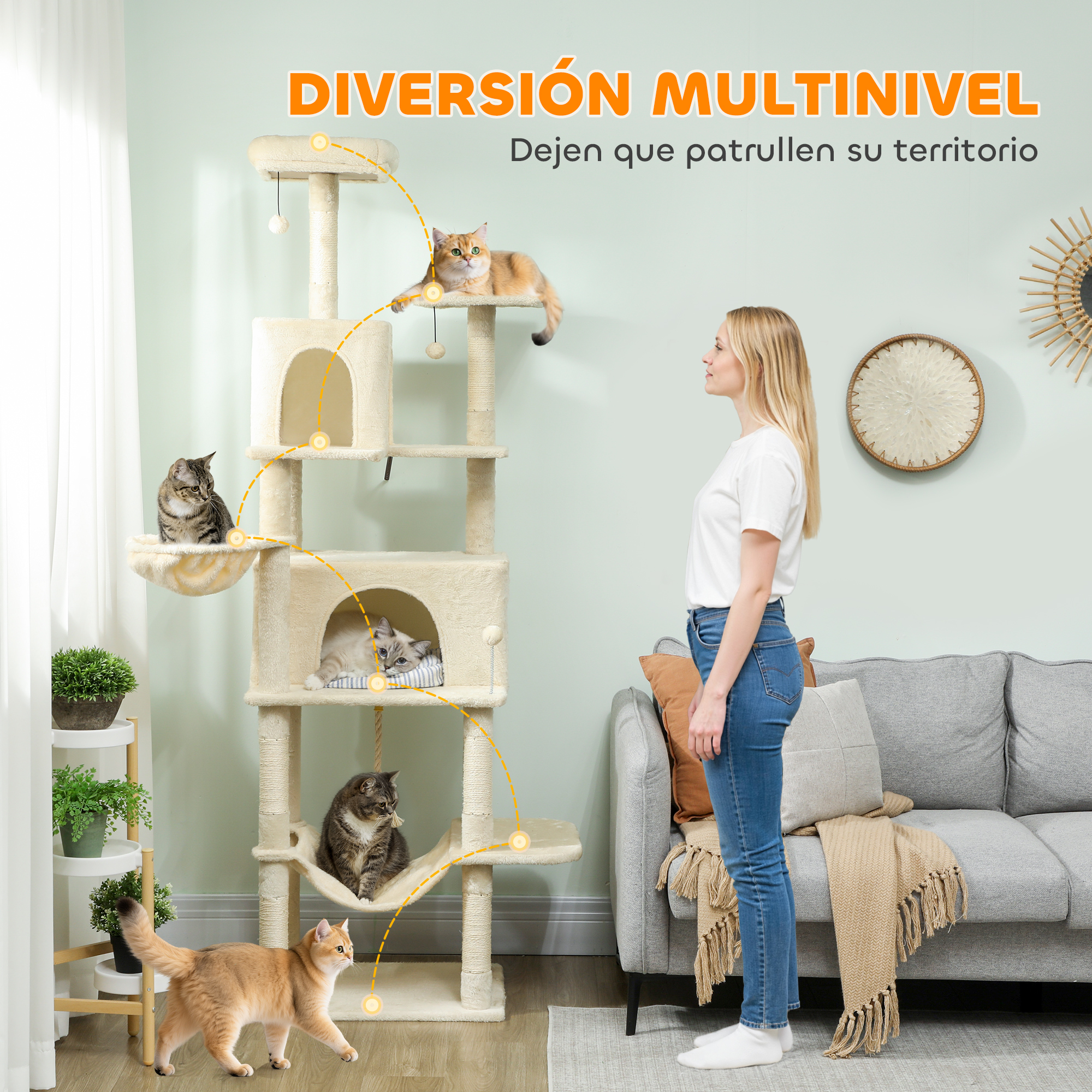 Un árbol para gatos de varios niveles con cuatro gatos. Una mujer está al lado.