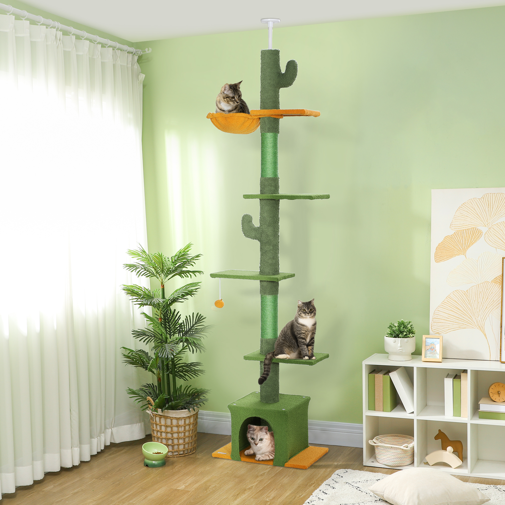 Un árbol para gatos con forma de cactus con tres gatos, plantas y muebles.