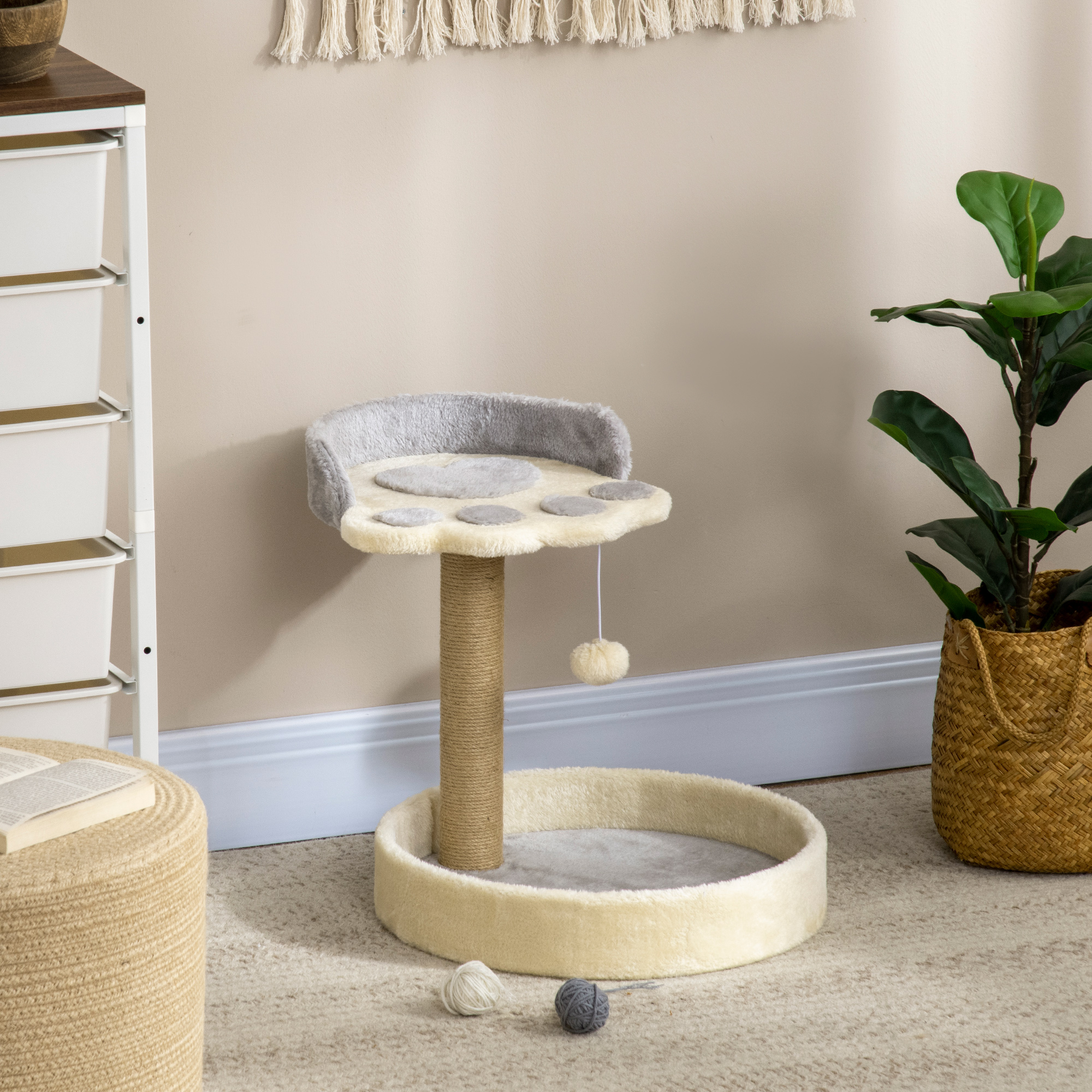 Un árbol rascador beige con una plataforma de descanso acolchada en forma de pata.