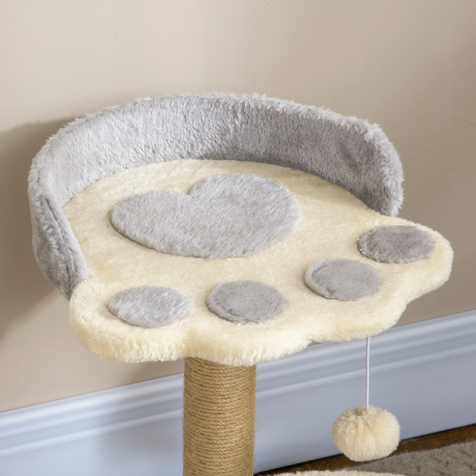 Árbol rascador peludo con forma de pata y pelota de juguete.