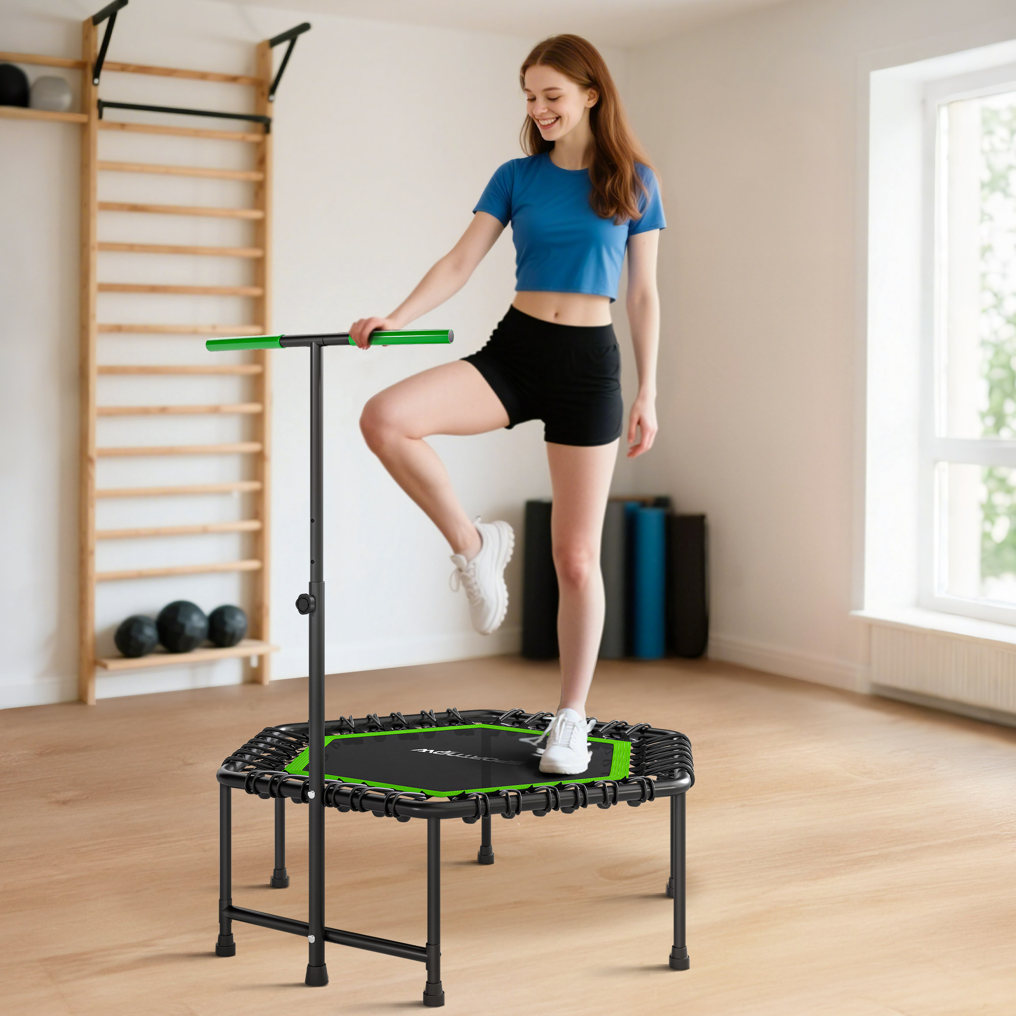 Una mujer se ejercita en un trampolín rectangular con barra de apoyo en un gimnasio.